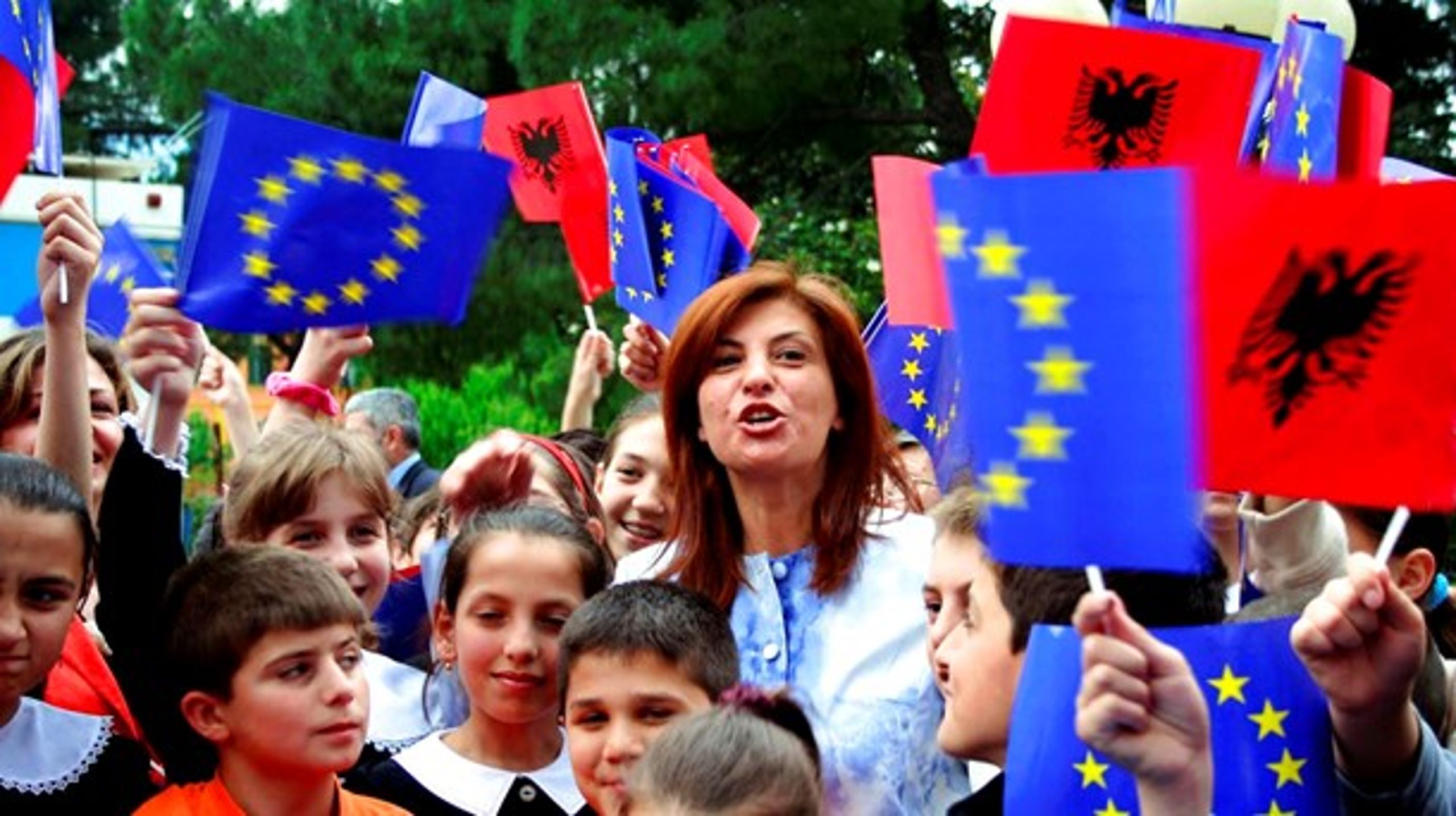 Tirsdag diskuteres det, hvorvidt EU skal påbegynde optagelsesforhandlinger med Albanien og Makedonien. Den danske holdning er kritisk, men regeringens forhandlingsmandat møder kritik.