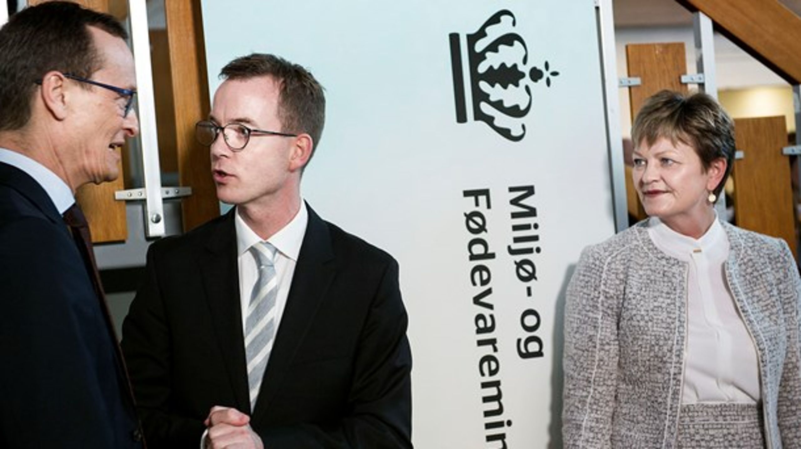 Henrik Studsgaard (tv.) har været departementchef under alle ændringerne i Miljø- og Fødevarerministeriet. Her ses han med Esben Lunde Larsen (midten) og Eva Kjer Hansen, der begge har været ministre undervejs.