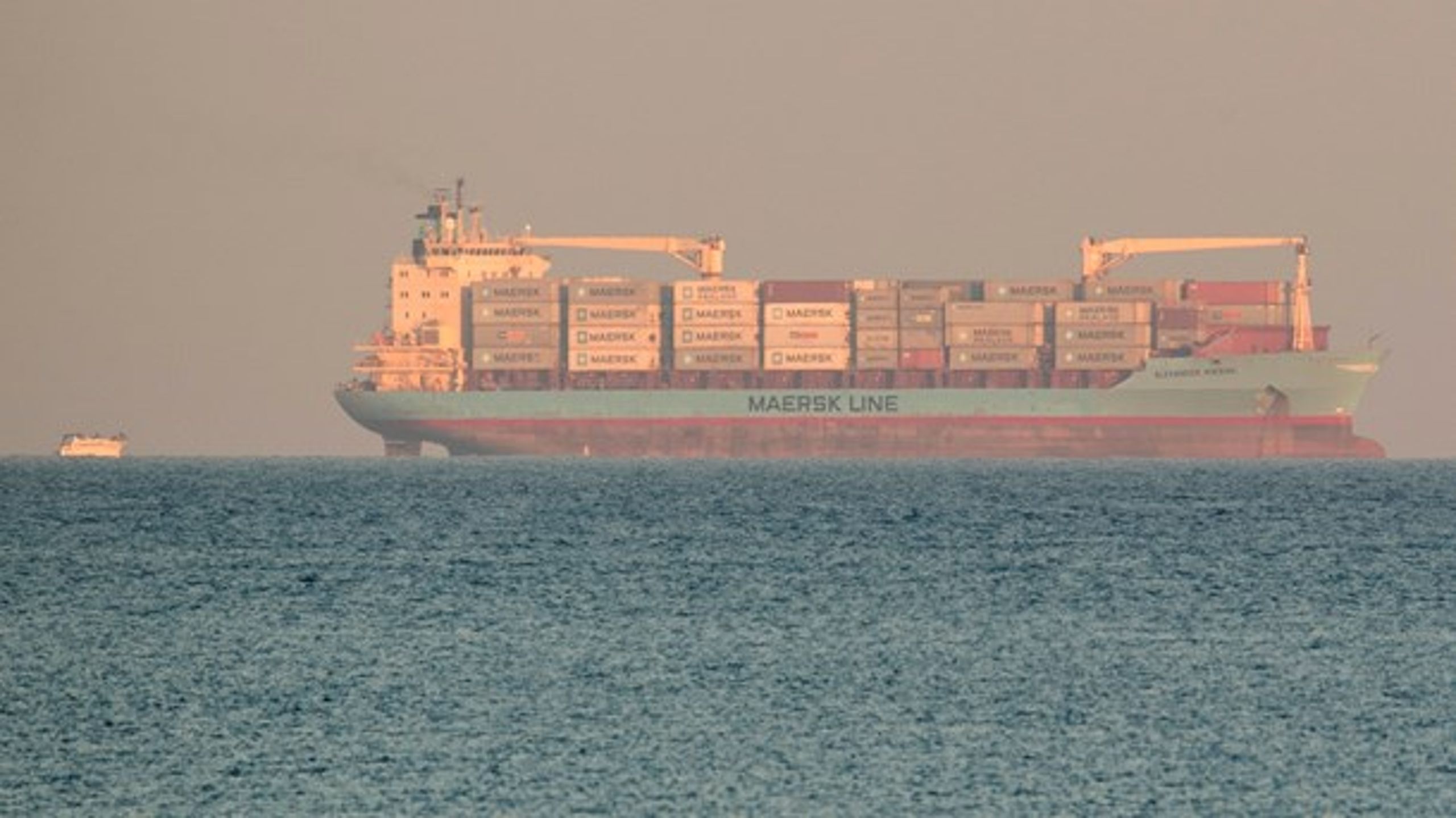 MIDDELHAVSDRAMA Søofficererne i den italienske kystvagt er gidsler i et kynisk spil. Her er det&nbsp;containerskibet&nbsp; Alexander Mærsk, der i sidste uge blev nægtet at sejle ind til Sicilien.
