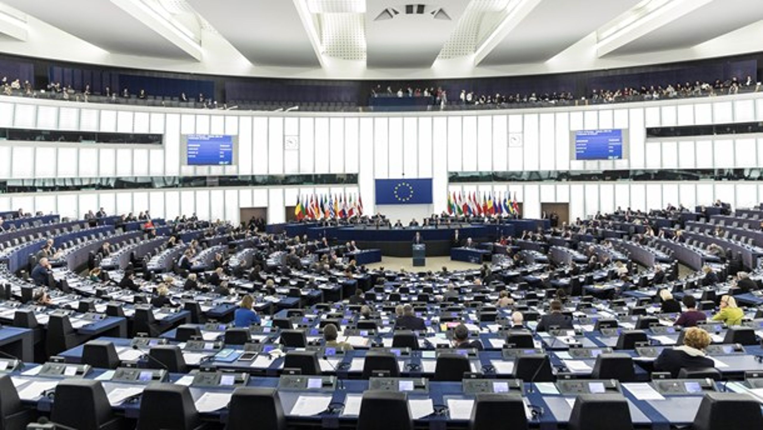Der bliver færre til at fylde pladserne i Europa-Parlamentets plenarsal, når briterne forlader EU-samarbejdet i marts næste år. Danske parlamentarikere får dog én stol mere at fylde efter næste valg.