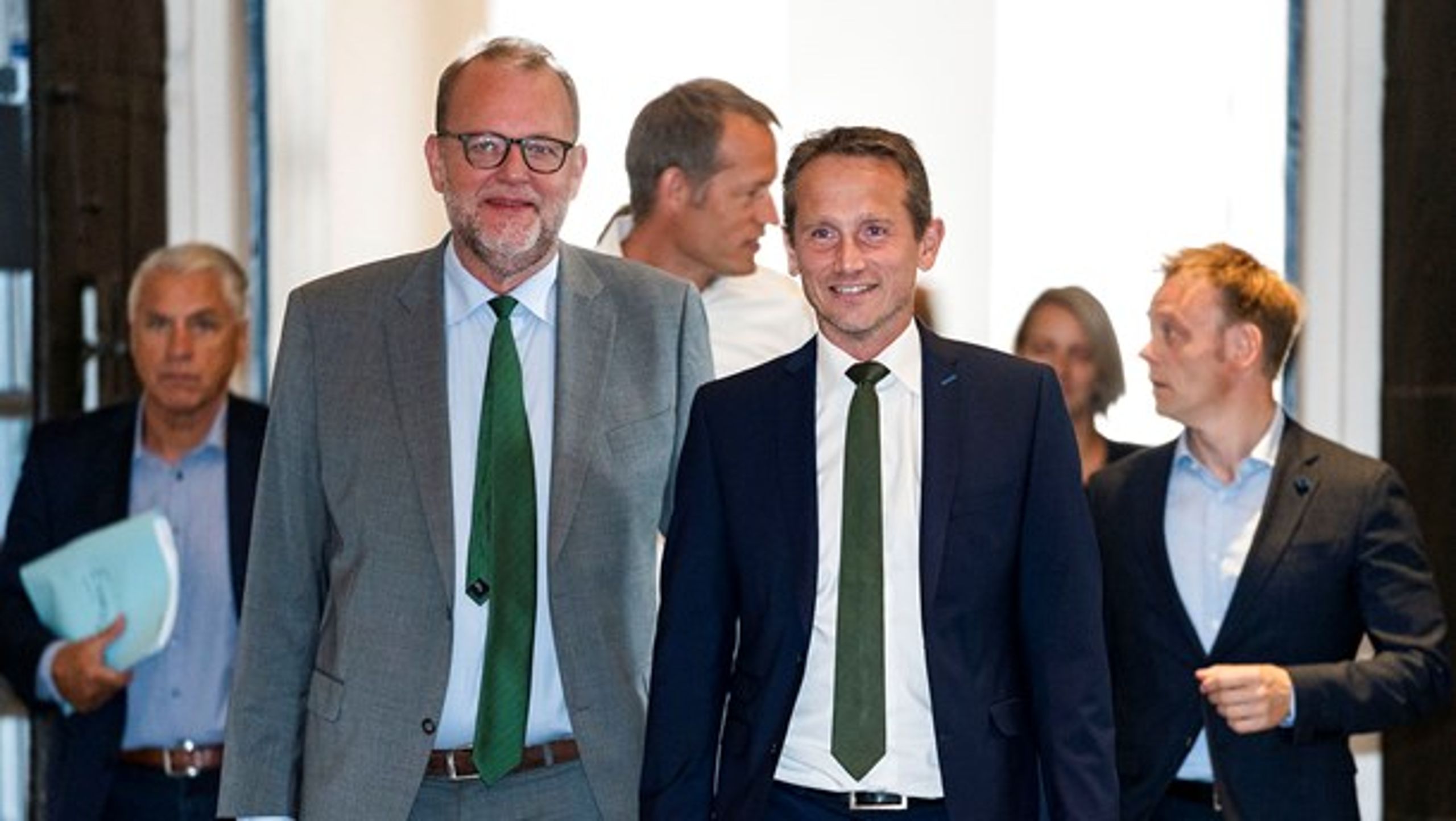 Energiminister Lars Chr. Lilleholt (V) og finansminister Kristian Jensen (V) på vej til de afsluttende forhandlinger. Det lykkedes dem at lande en energiaftale med opbakning fra hele Folketinget.