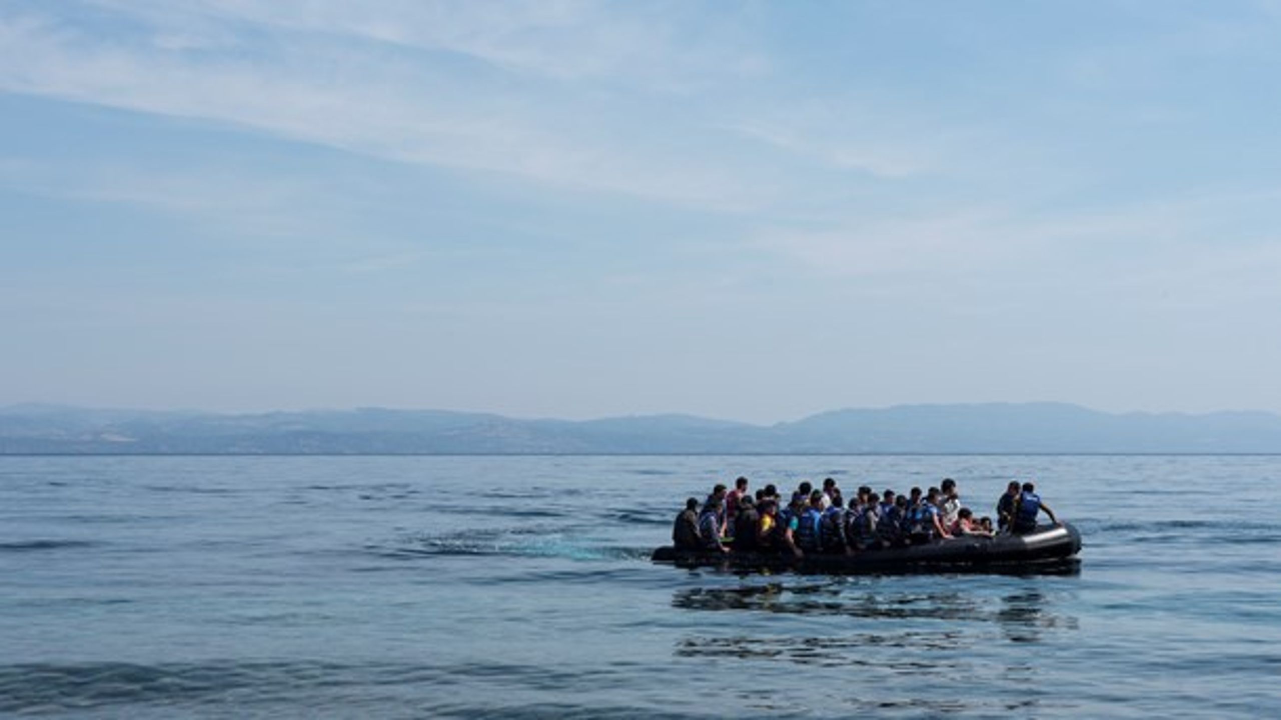 Gummibåd med cirka 50 flygtninge omkommer til Lesbos, via Ægæerhavet fra Tyrkiet, hvor de har betalt 1000 dollars for at komme med. [Foto: Søren Bidstrup/Ritzau Scanpix].<br>