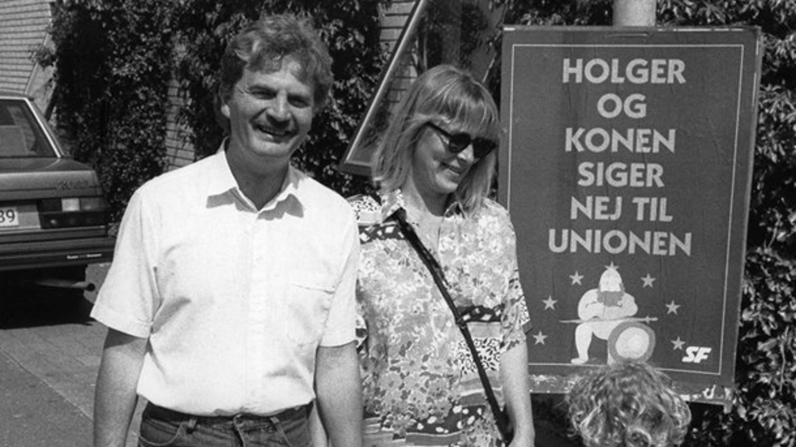 På højden af sin popularitet: SF-formand Holger K. Nielsen sammen med sin daværende kone på vej mod sejren i afstemningen om Maastricht-traktaten i 1992.<br>