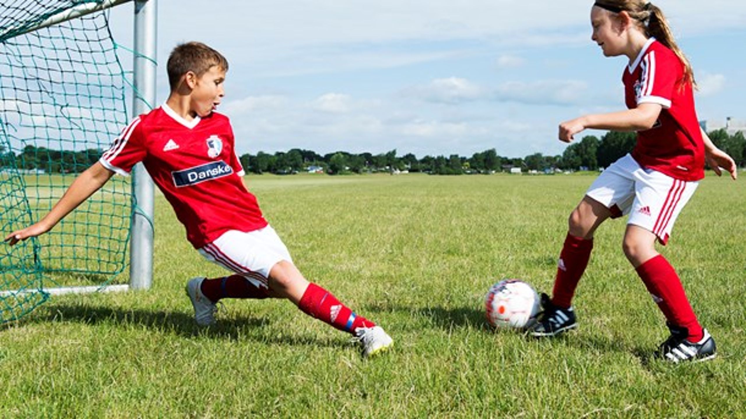 Mange af de børn, som starter med at spille eksempelvis fodbold i et udsat boligområde, ender med at spille fodbold i foreninger uden for disse områder, skriver&nbsp;Bent Clausen og Hans Natorp.
