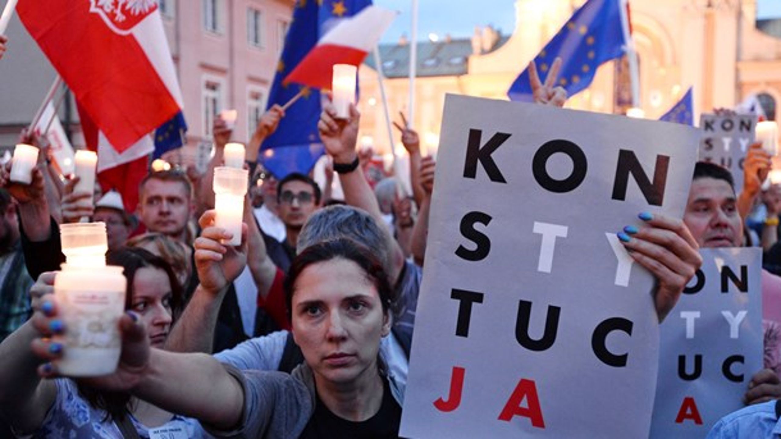 Polakker gik på gaden i Warszawa i starten af juli for at vise deres modstand mod en ny lov, der sender en stor del af dommerne ved landets højesteret på tidlig pension.