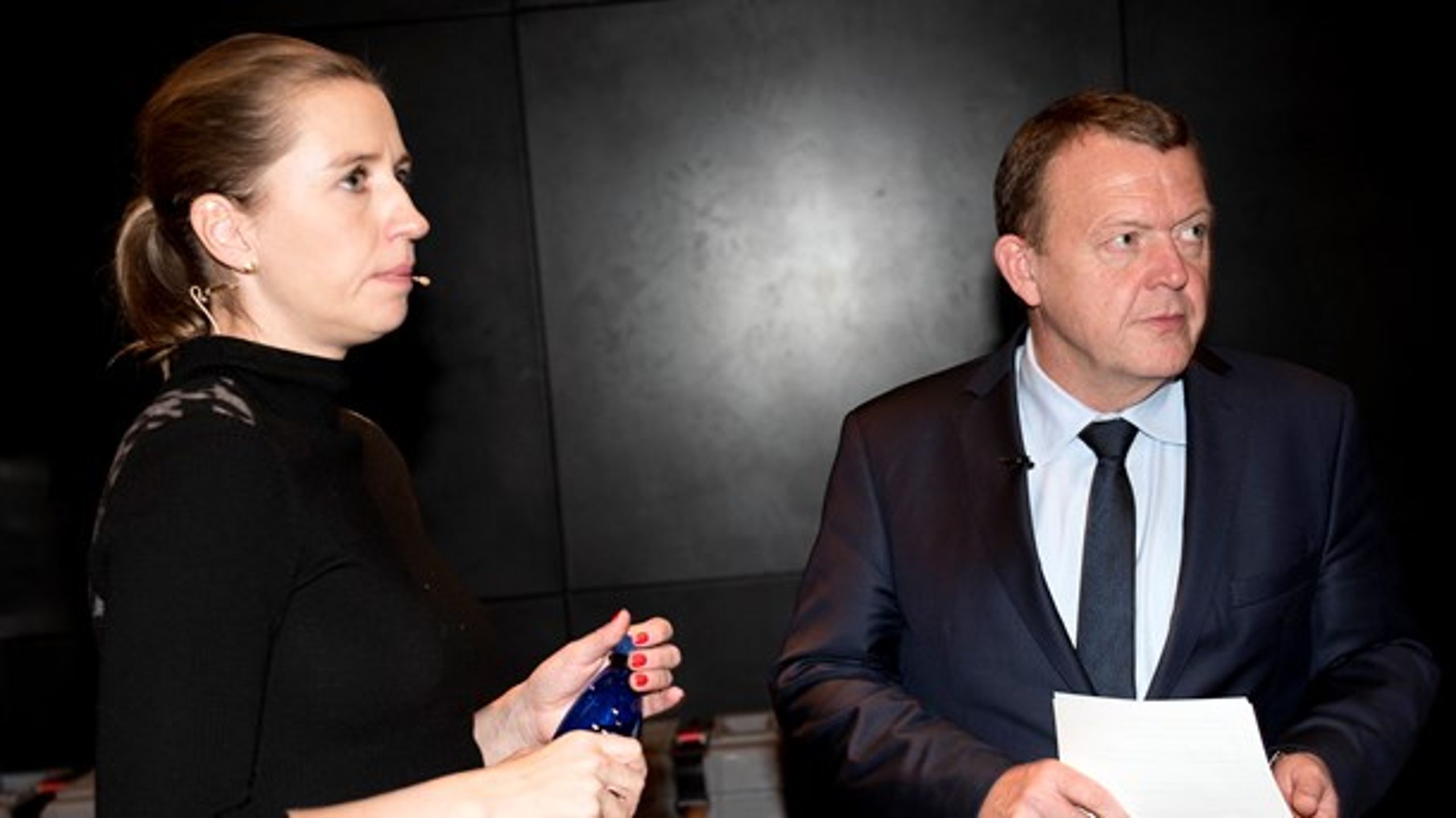 Både S-formand Mette Frederiksen og statsminister&nbsp;Lars Løkke Rasmussen (V) tager et dyk i denne måneds popularitetsmåling.