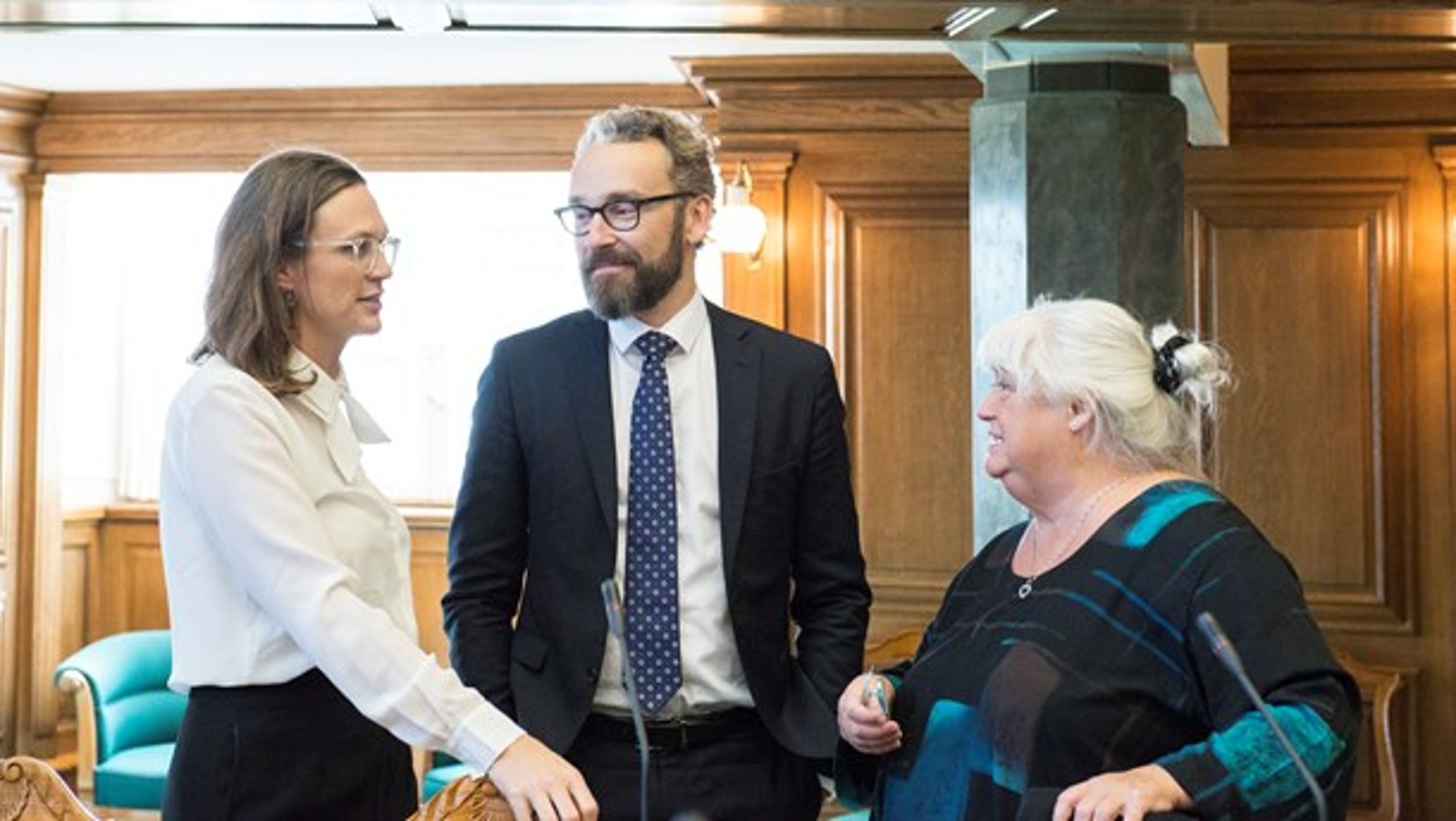 Undervisningsminister Merete Riisager (tv) skal i samråd med uddannelses- og forskningsminister Tommy Ahlers (V) om overgangen fra det grønlandske uddannelsessystem til det danske.