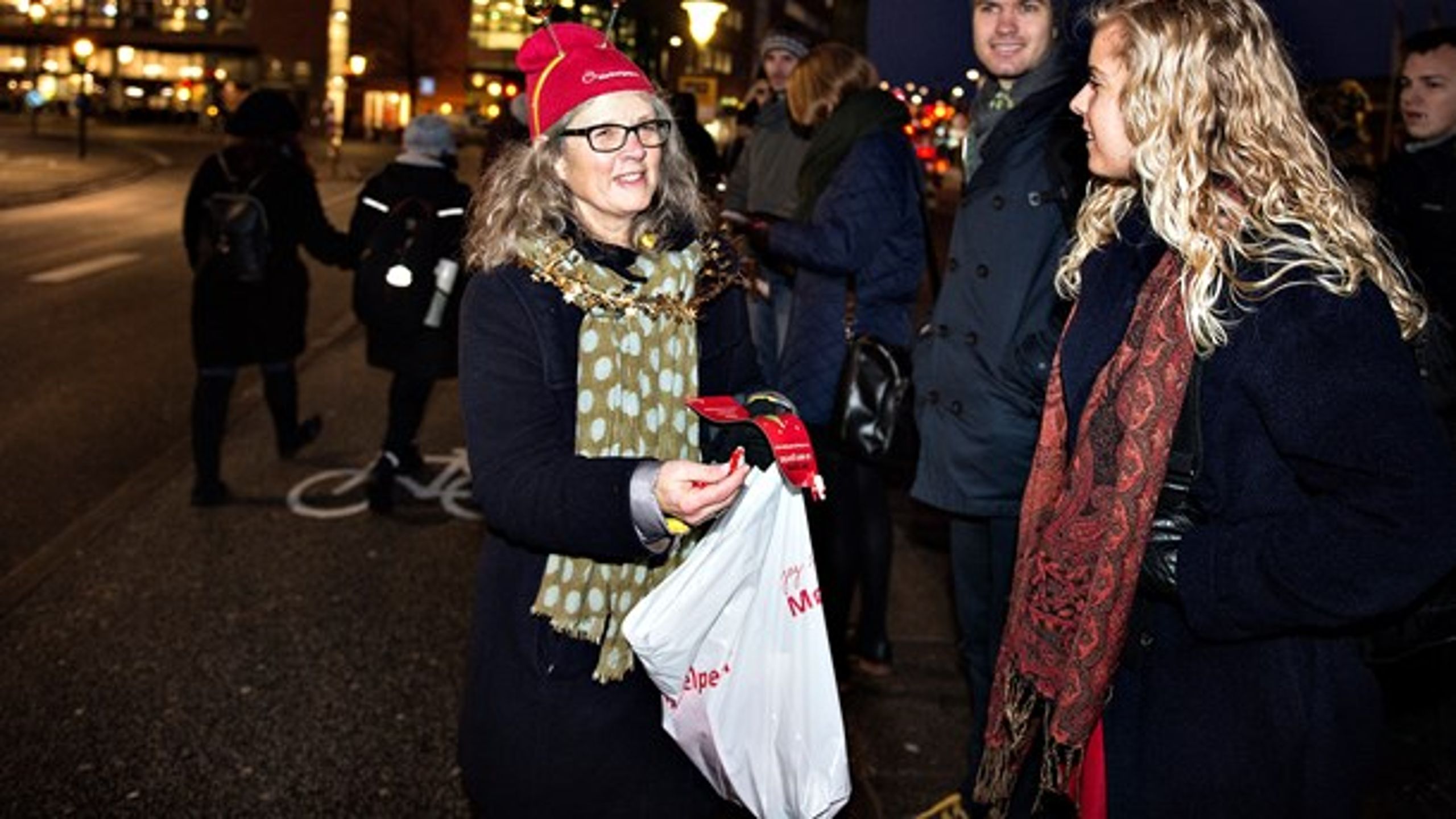 Mødrehjælpen i aktion i Aalborg, hvor frivillige forsøger at skabe opmærksomhed omkring julehjælp til udsatte børn. <br>