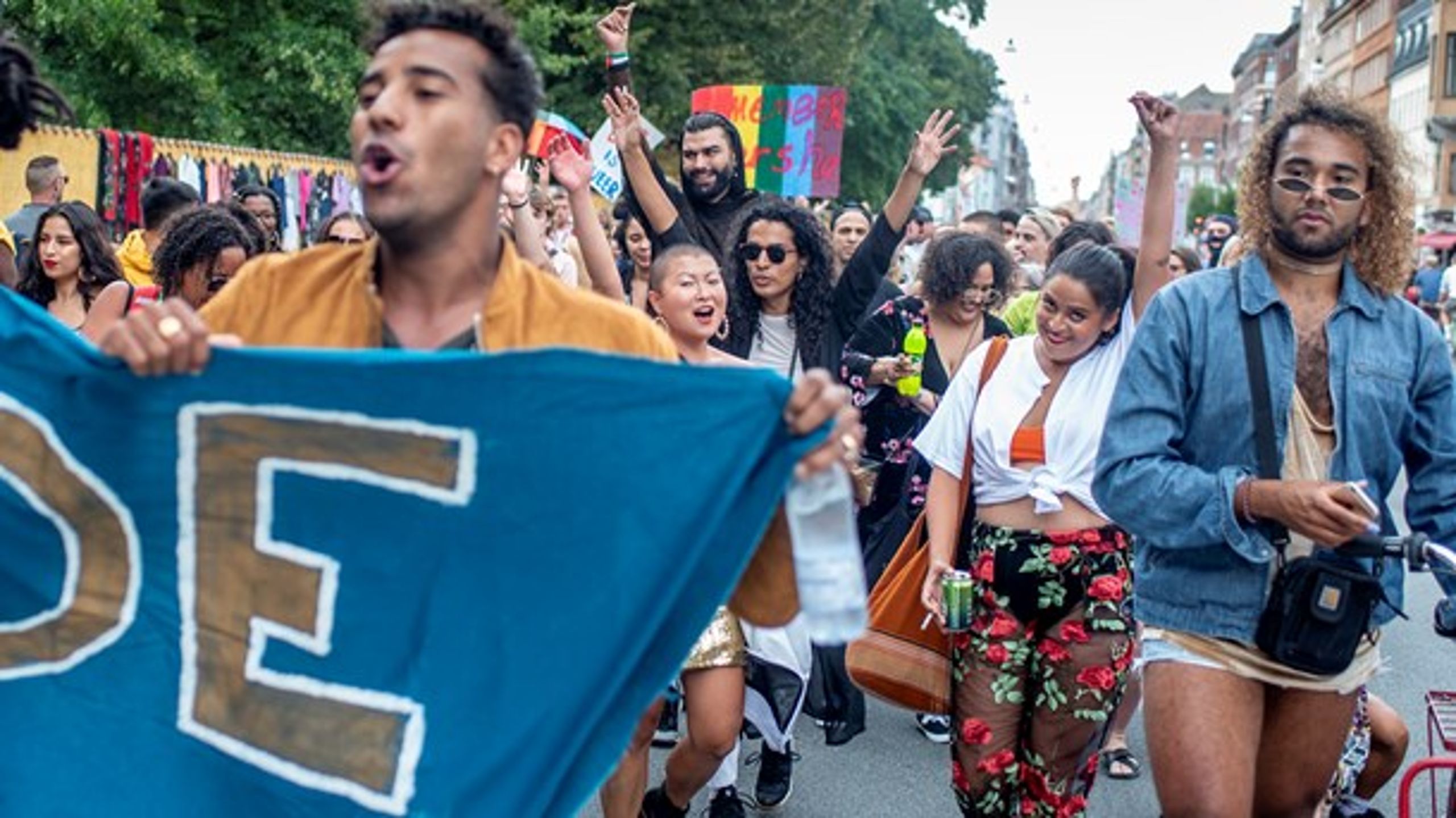 <b>REGNBØVET</b>:&nbsp;Da den alternative pride skulle formeres foran Nørrebro Station, meddelte arrangørerne, at alle ”racialiserede” mennesker skulle gå forrest, skriver Anna Libak.
