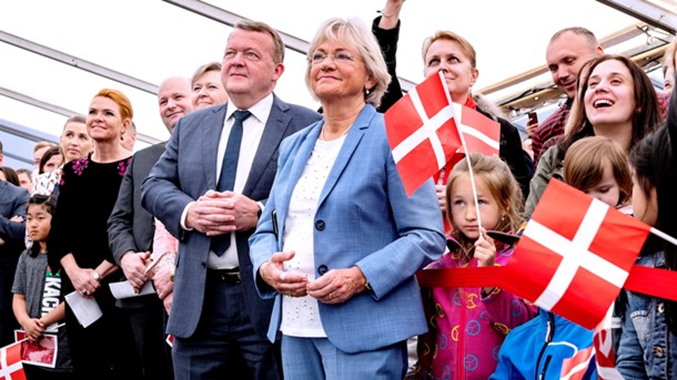 Udlændinge skal fremover give hånd, hvis de vil have dansk statsborgerskab, mener Dansk Folkeparti og Konservative (arkiv).