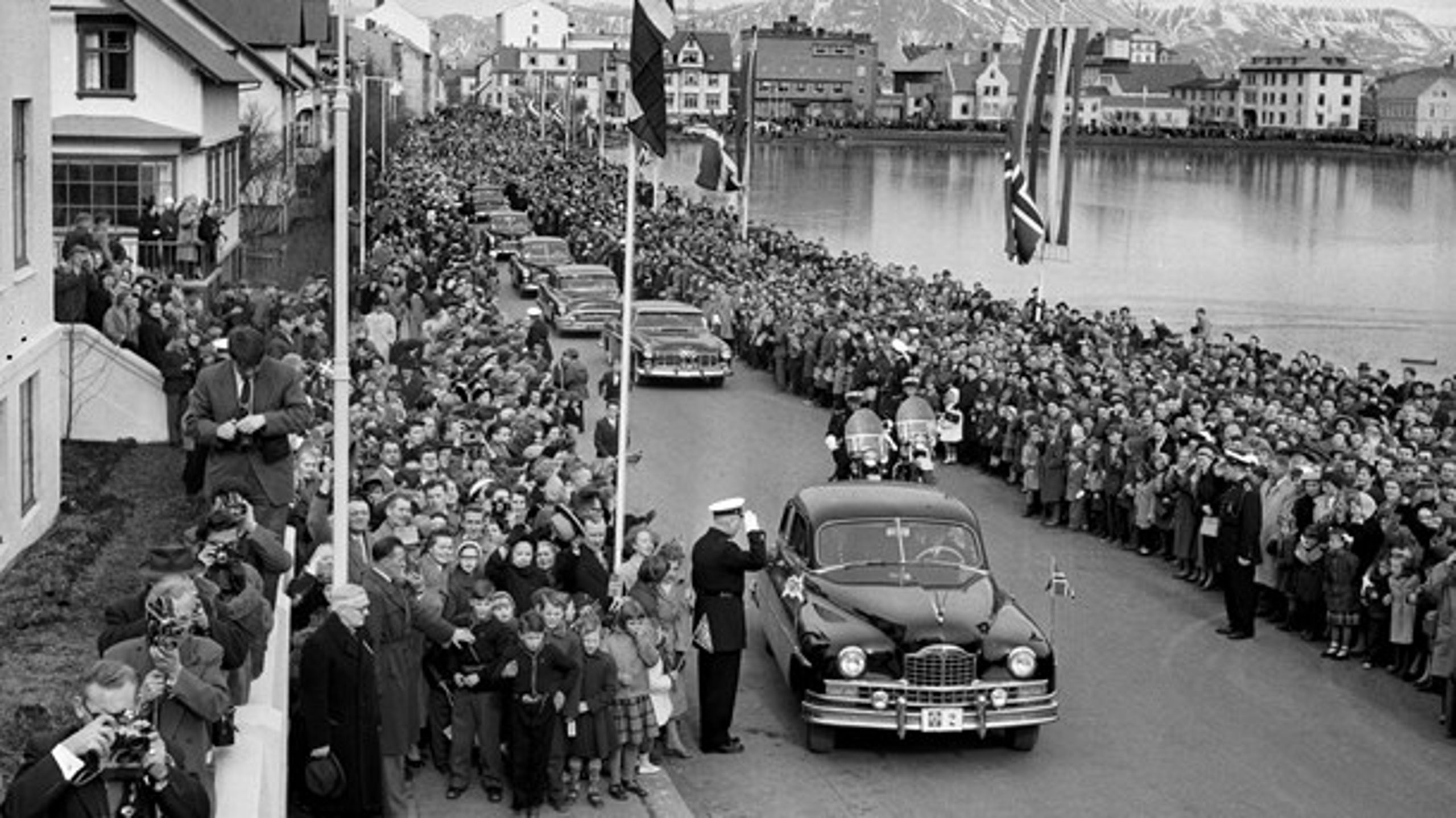 Frederik IX og dronning Ingrid&nbsp;på Island i 1956. Det var det første officielle besøg siden 1943, hvor Island trådte ud af rigsfællesskabet. I år skal Margrethe II besøge Island i anledning af 100-året for Islands løsrivelse.&nbsp;