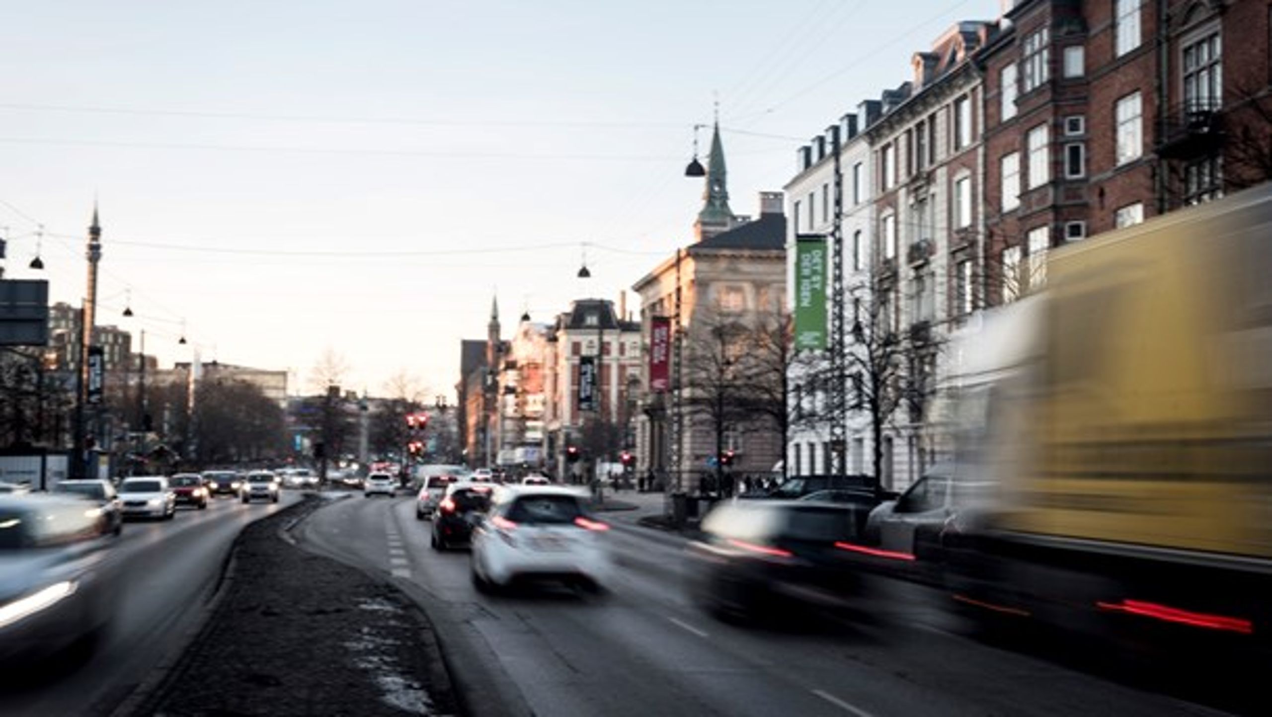 Byer som København vil gerne stille strengere krav til transportsektoren; men bliver bremset af nationale bestemmelser, skriver Jonathan Ries (ALT).
