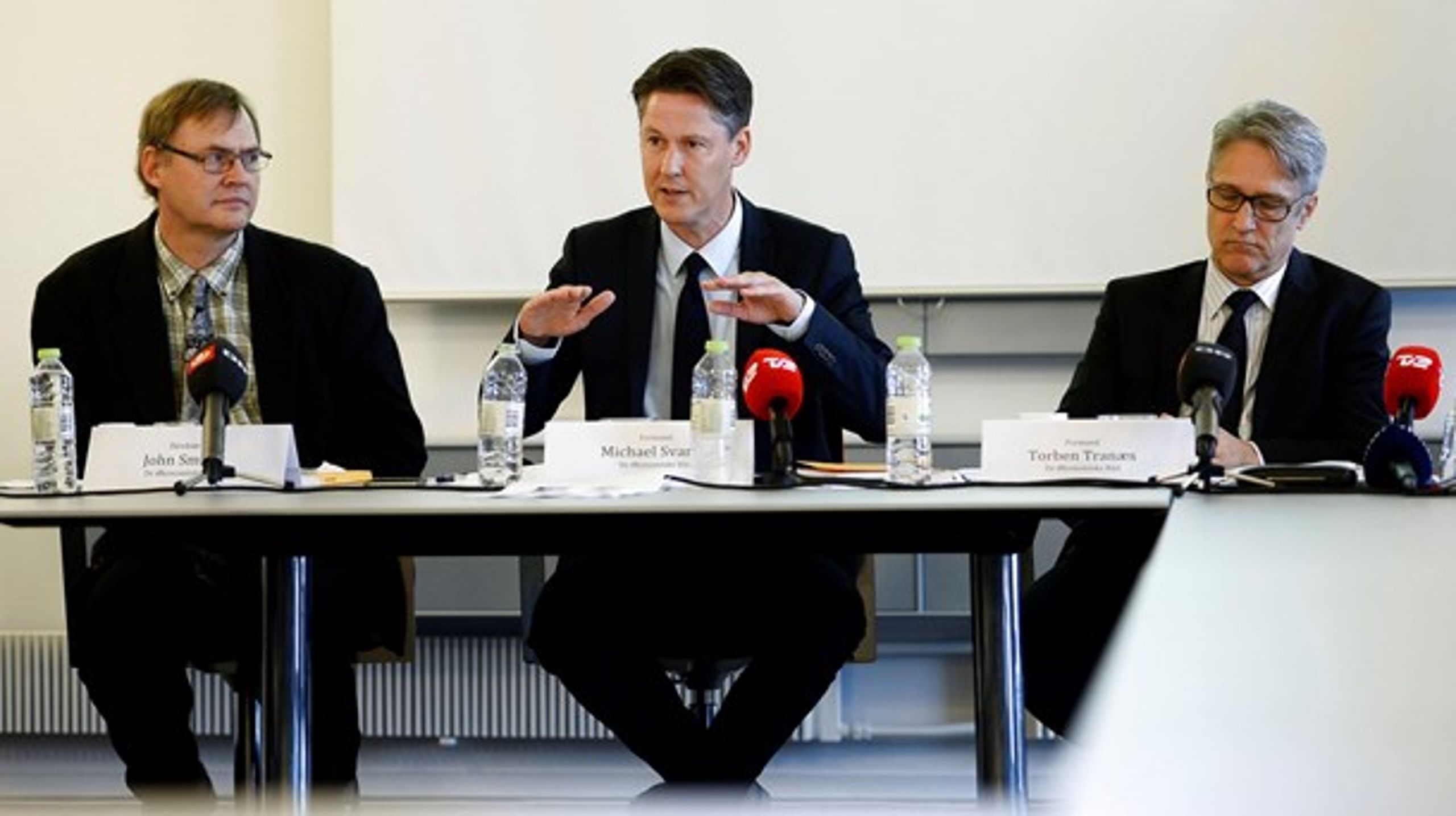 Overvismand Michael Svarer (i midten)
præsenterer De Økonomiske Råds efterårsrapport i oktober 2016. I år kommer
efterårsrapporten først til vinter. Til venstre ses direktør John Smidt og til
højre vismand Torben Tranæs. 