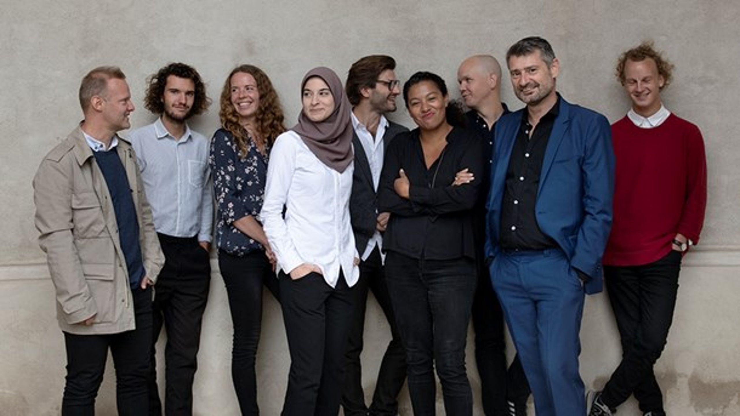 Redaktør Carsten Terp Beck-Nilsson (blåt jakkesæt) sammen med resten af holdet bag <i>Altinget: civilsamfund</i>.