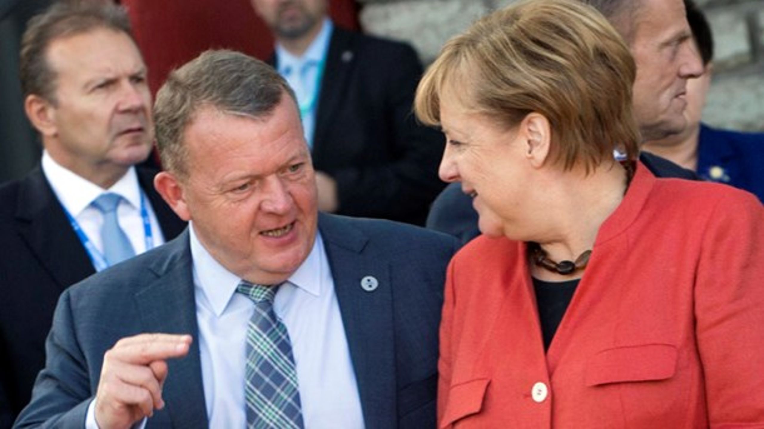 Statsministeren risikerer at sætte Danmarks forhold til Tyskland over styr ved at blande sig i den tyske indenrigsdebat, mener Jens Rohde.