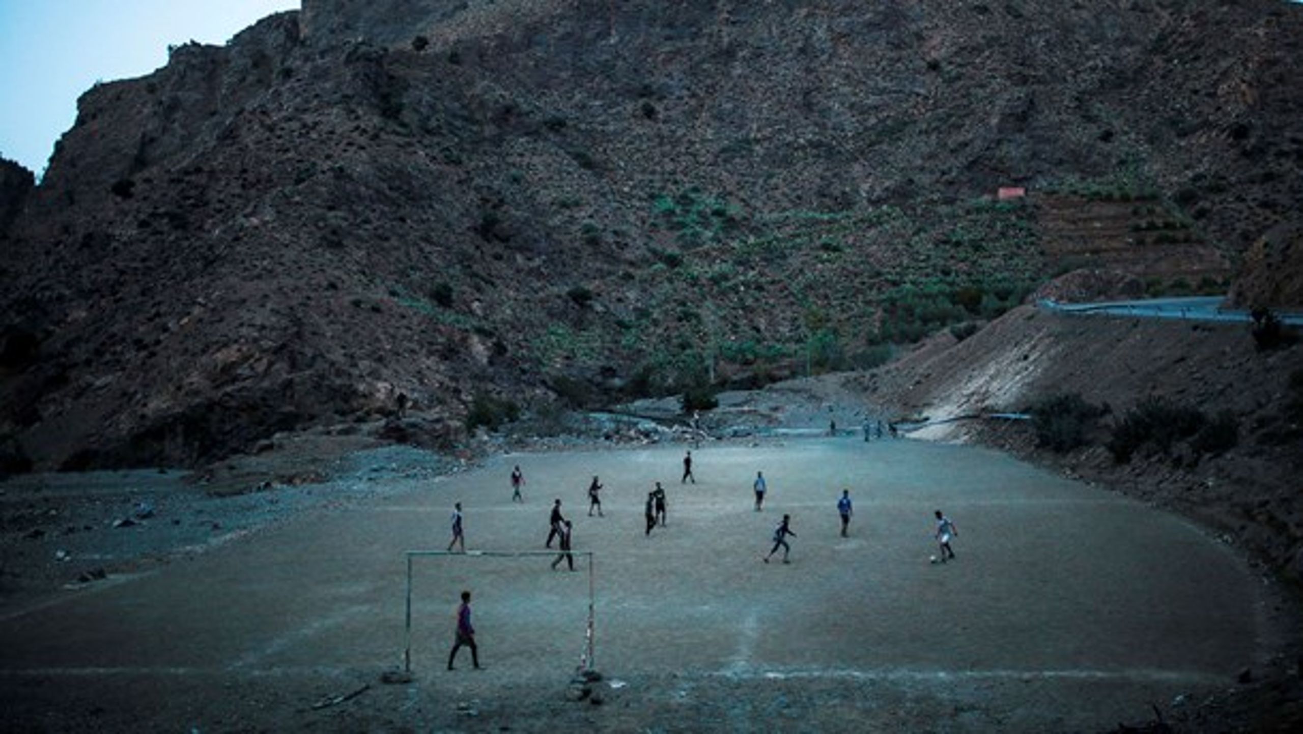 En gruppe unge drenge spiller fodbold i skyggen af et bjerg i nærheden af&nbsp;Ouarzazate i Marokko. Sport - og især fodbold - er et glimrende værktøj til skabe engagement i lokalsamfundet og ligestilling, skriver Anders Levinsen.