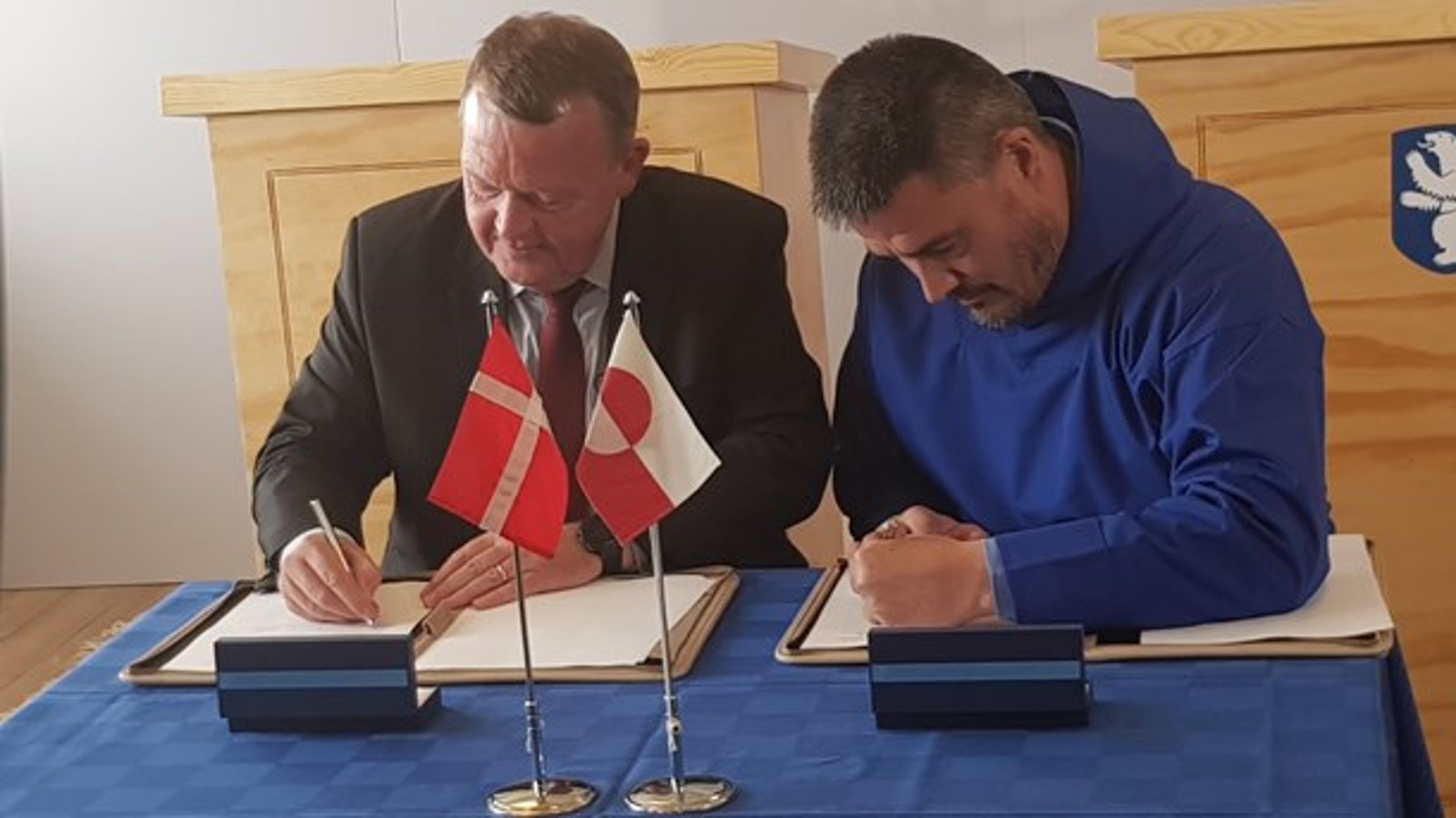 Lars Løkke Rasmussen (t.v) og Kim Kielsen (t.h.) underskriver aftalen om dansk medfinansiering af lufthavnsprojekterne.