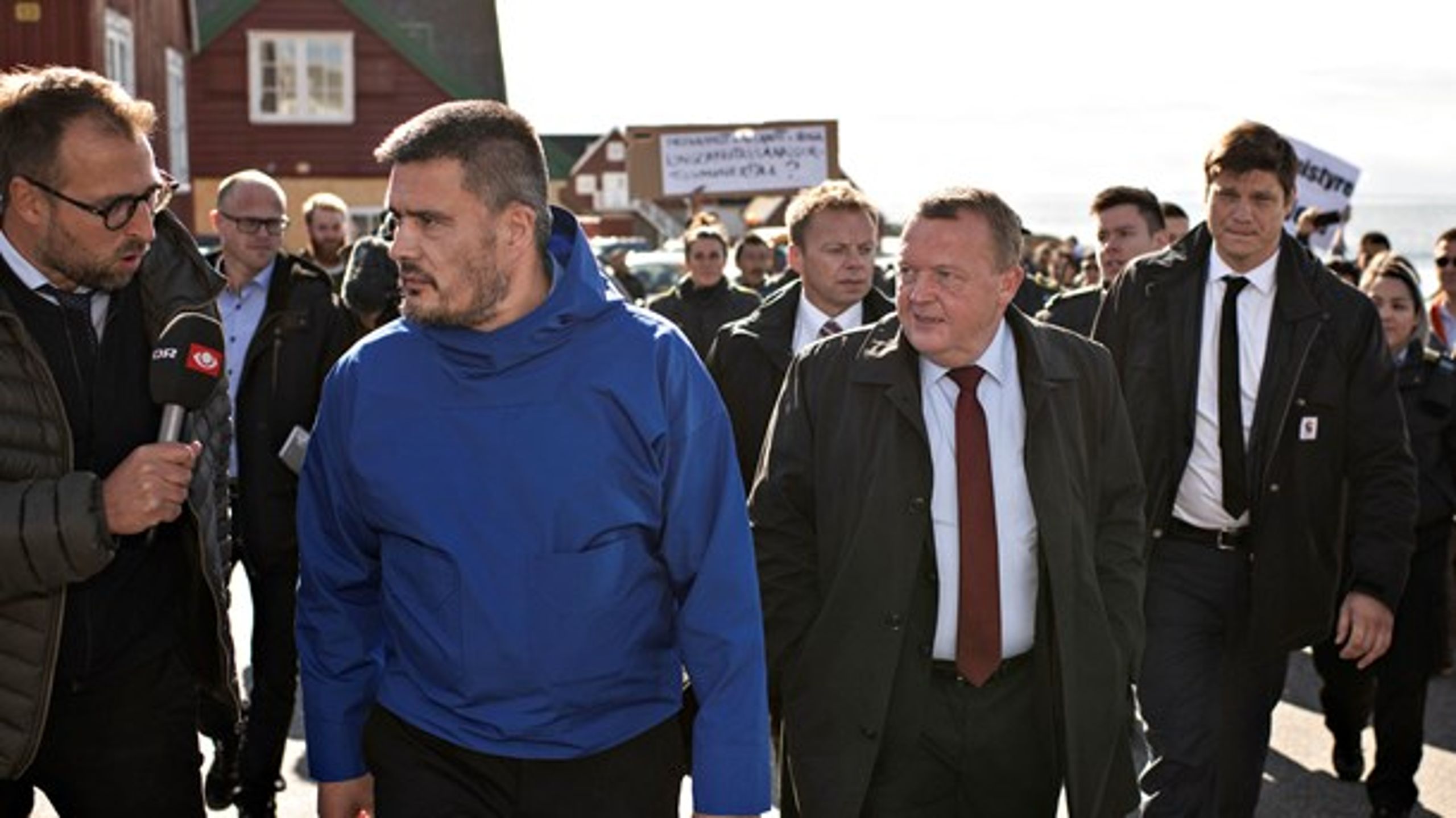 Landsstyreformand Kim Kielsen (t.v.) og
statsminister Lars Løkke Rasmussen (t.h.) mødtes med demonstranter
på gaden i Nuuk efter underskrivelse af lufthavnsaftale.<br>
