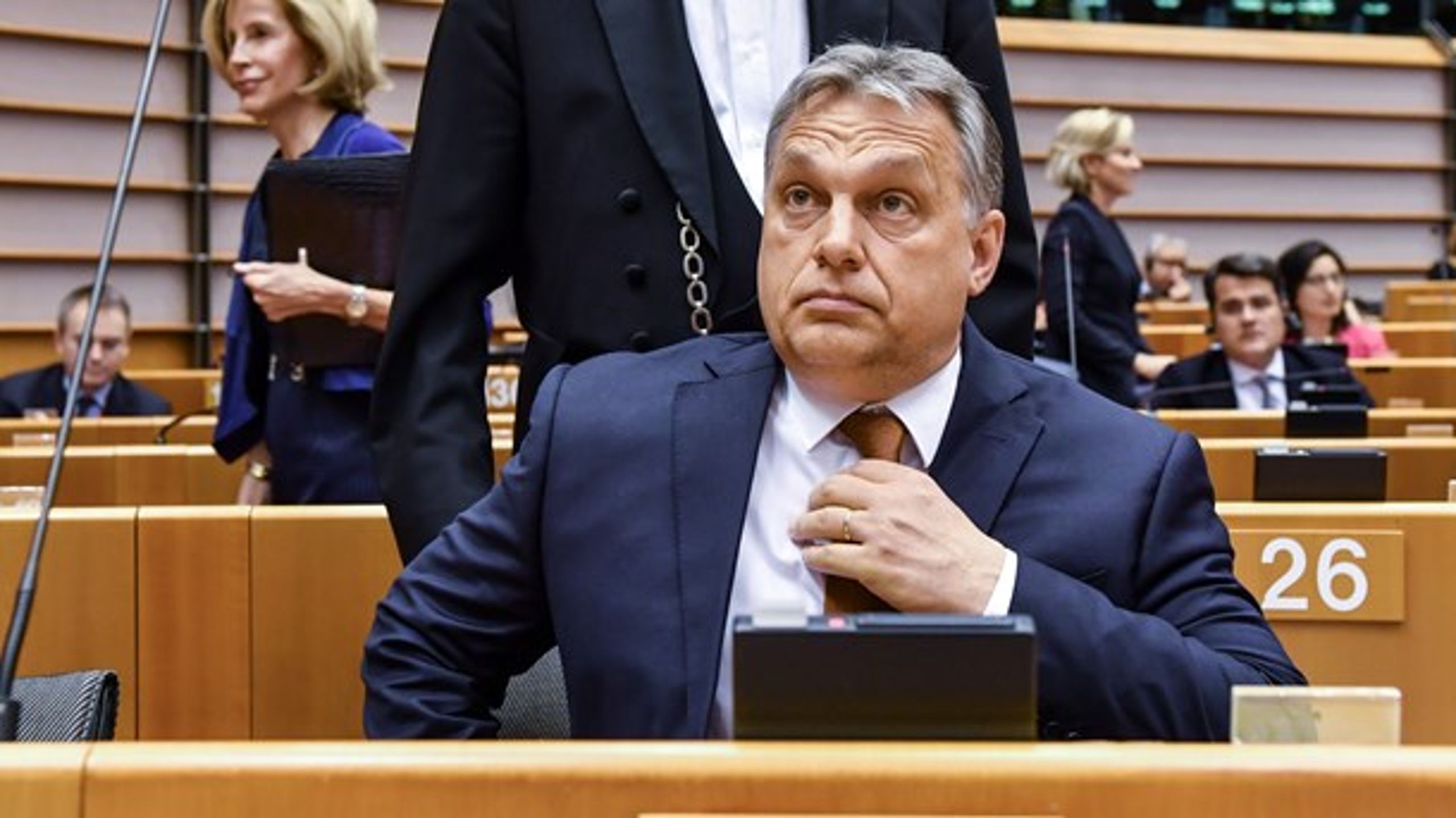 Når DF&nbsp;i Europa-Parlamentet blåstempler Orbáns jernnæve om den ungarske presse og samtidig ønsker at detailstyre Danmark Radio, kan man blive oprigtigt i tvivl om, hvor Dansk Folkeparti gerne vil have os hen, skriver Ole Christensen (S).