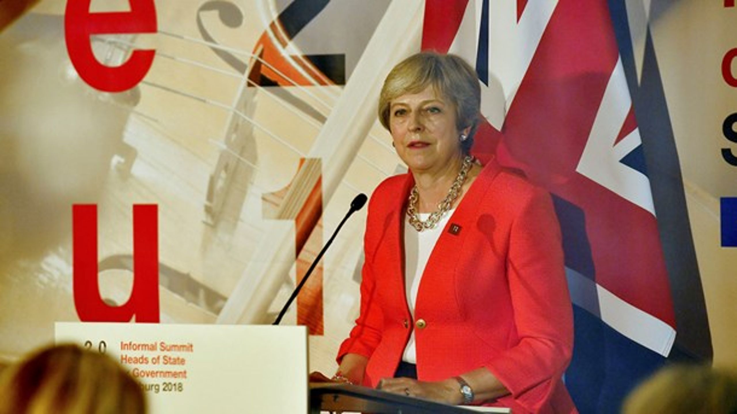 En tydeligt presset Theresa May ved topmødet i Salzburg.