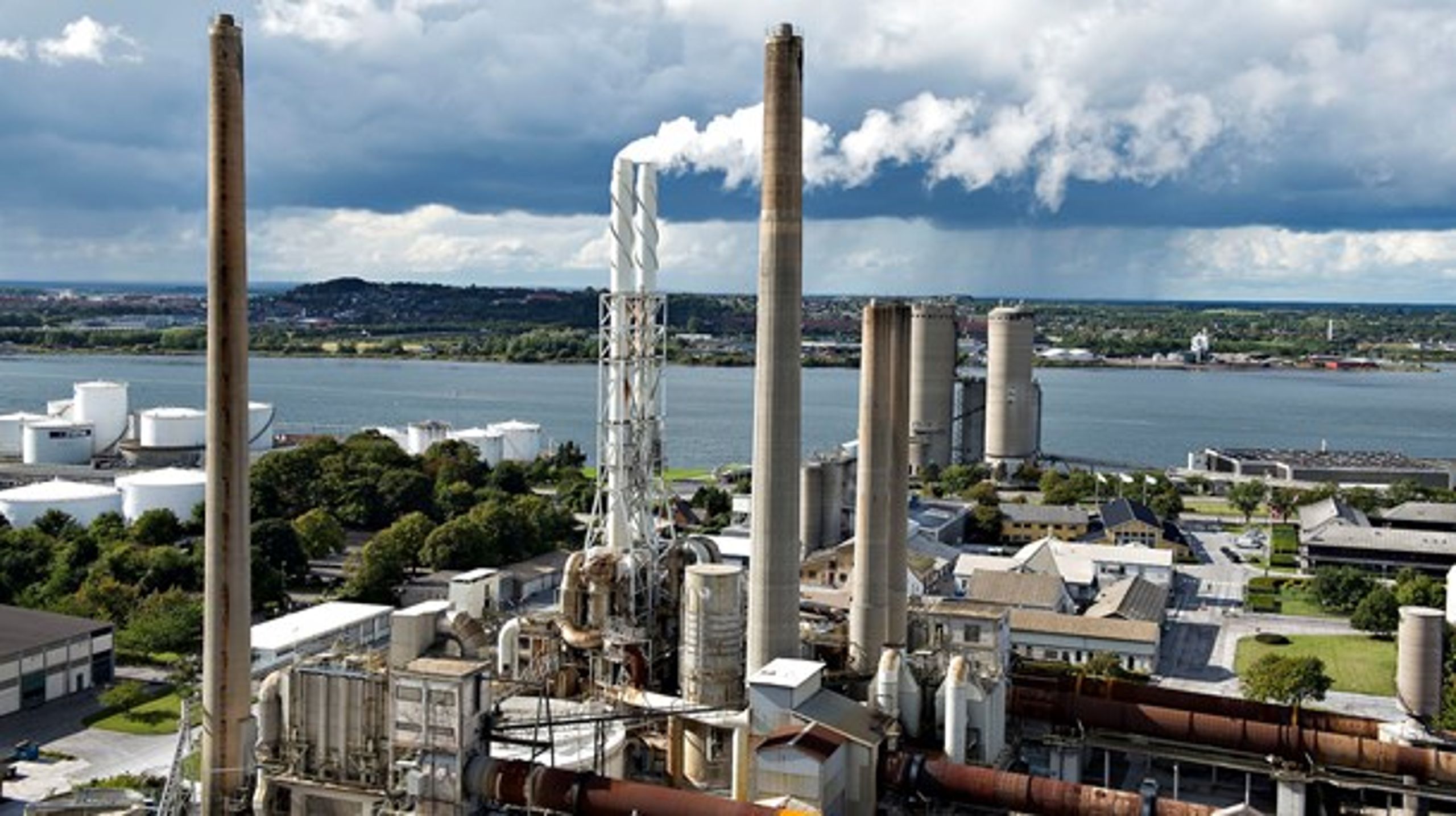 Cementfabrikken Aalborg Portland er blandt de virksomheder, der er kritiske over for Skatteministeriets forslag. Varme leveret fra Aalborg Portland forsyner cirka 20 procent af aalborgensernes fjernvarme.
