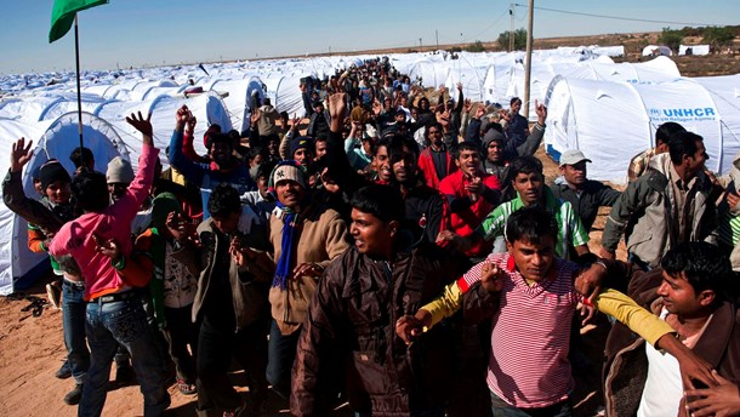For at oprette lokale modtagercentre i eksempelvis Egypten, som EU er i gang med, er det nødvendigt med omfattende investeringer. Hjælp fra lande i nærområdet kommer kun, hvis EU tilbyder attraktive aftaler, skriver Sofie Carsten Nielsen, EU-ordfører. På billedet ses en flygtningelejr nær Ras Ajdir i Tunesien i 2011.