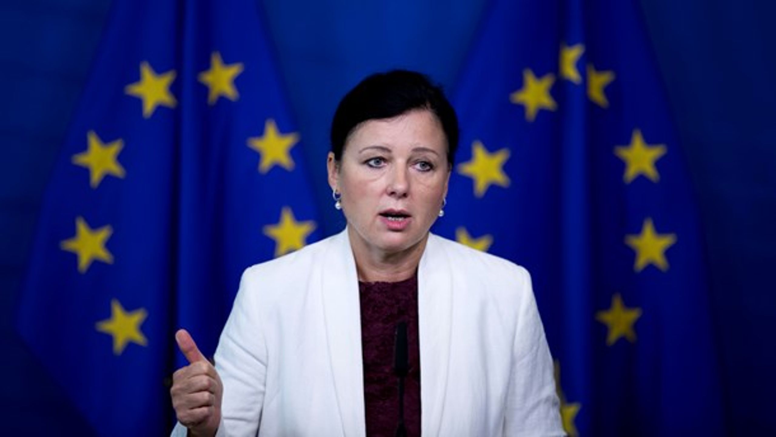 Hvordan kan det være, at ingen opdagede hvidvask for milliarder? Det vil EU-kommissær Vera Jourová gerne vide. Og helst hurtigt, har hun sagt til erhvervsminister Rasmus Jarlov (K).
