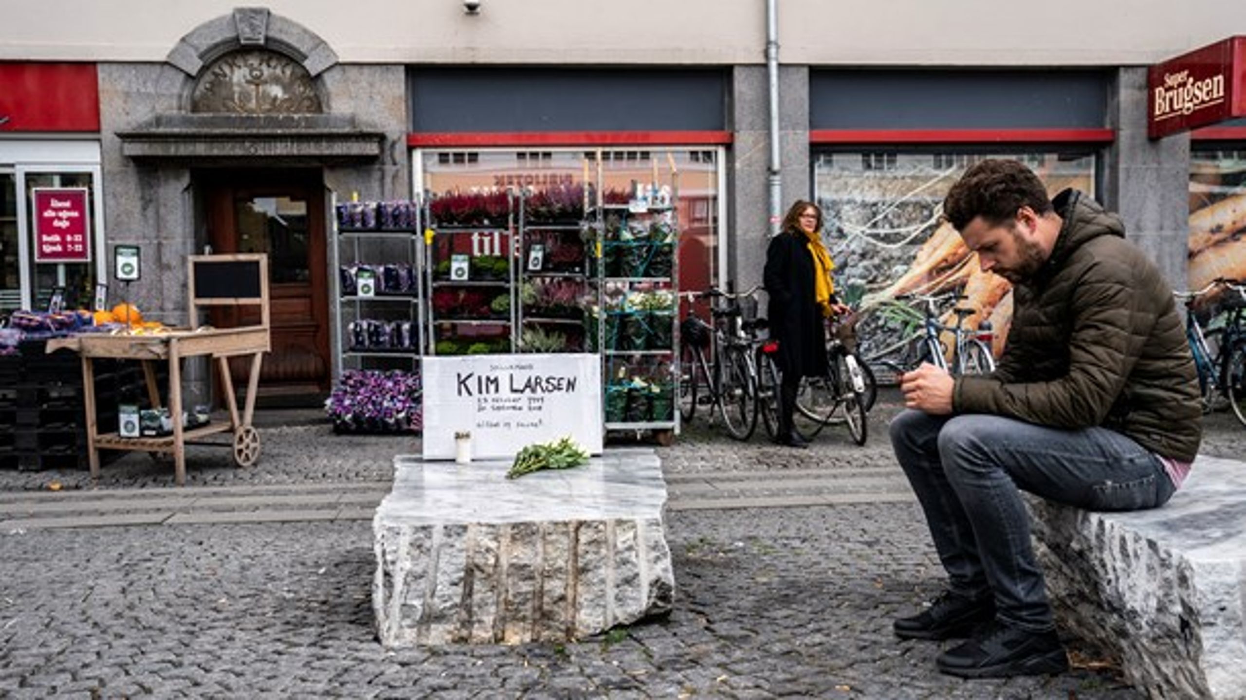 Kim Larsen sov stille ind søndag. Første blomster er blevet lagt ved Christianshavns Torv i København.