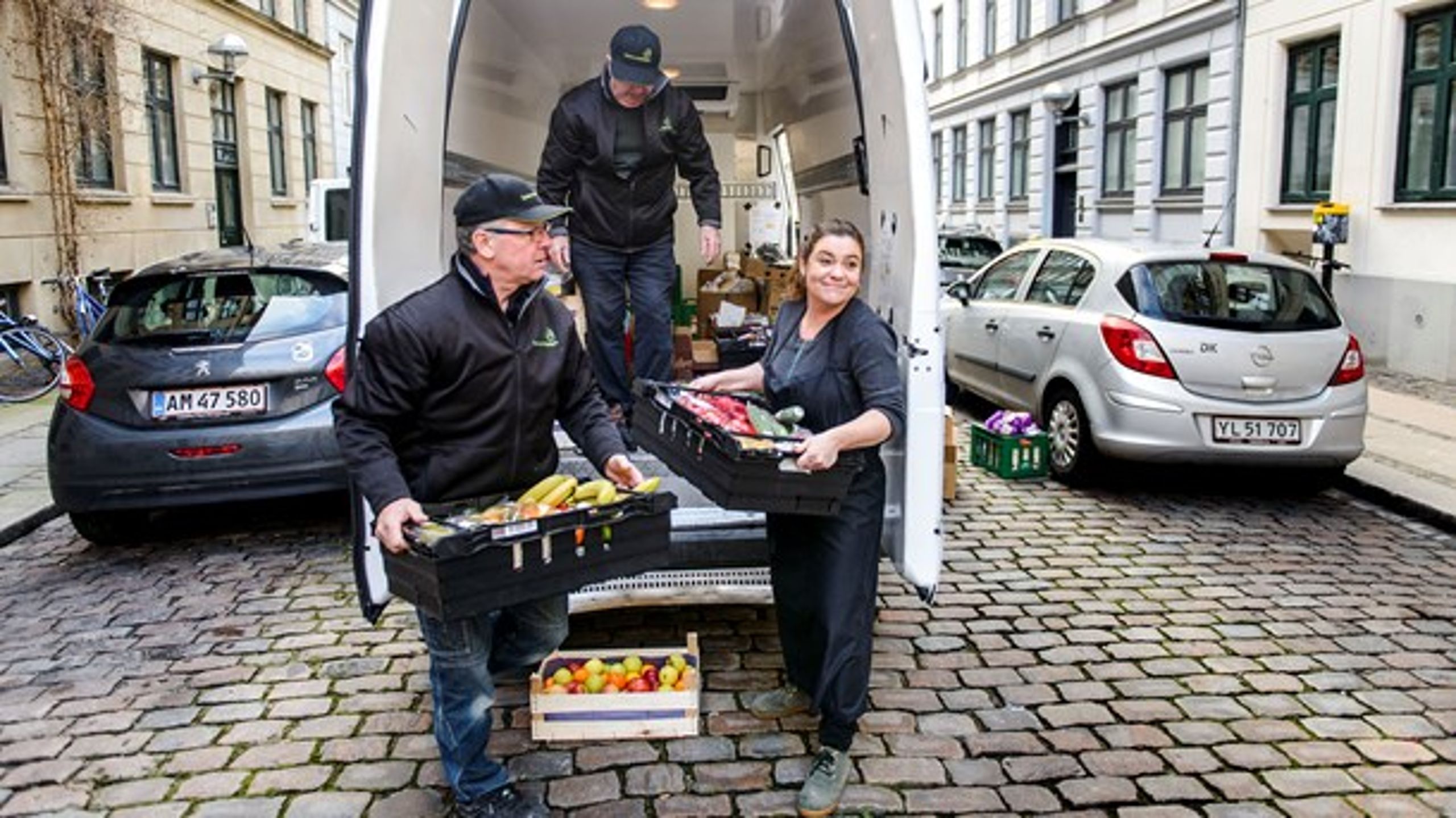 Frivillige fra Fødevarebanken uddeler mad til Reden på Vesterbro op til julen i 2015. En lovændring gjorde det sværere for dem at rekruttere ledige. Men nu retter Troels Lund Poulsen (V) op.
