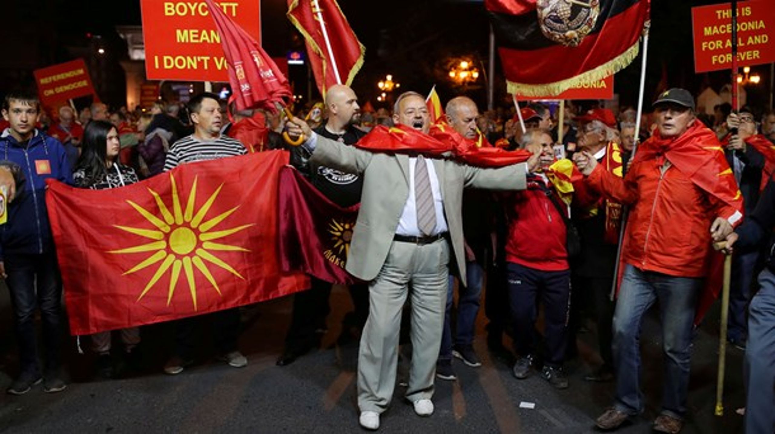 Både ja- og nej-siden erklærer sig som sejrherrer i søndagens folkeafstemning i Makedonien om at omdøbe landet til Nordmakedonien. Her er det nej-siden, der fejrer, at valgdeltagelsen var så lav, at afstemningen kan anses som ugyldig, selv om 91 procent stemte ja.