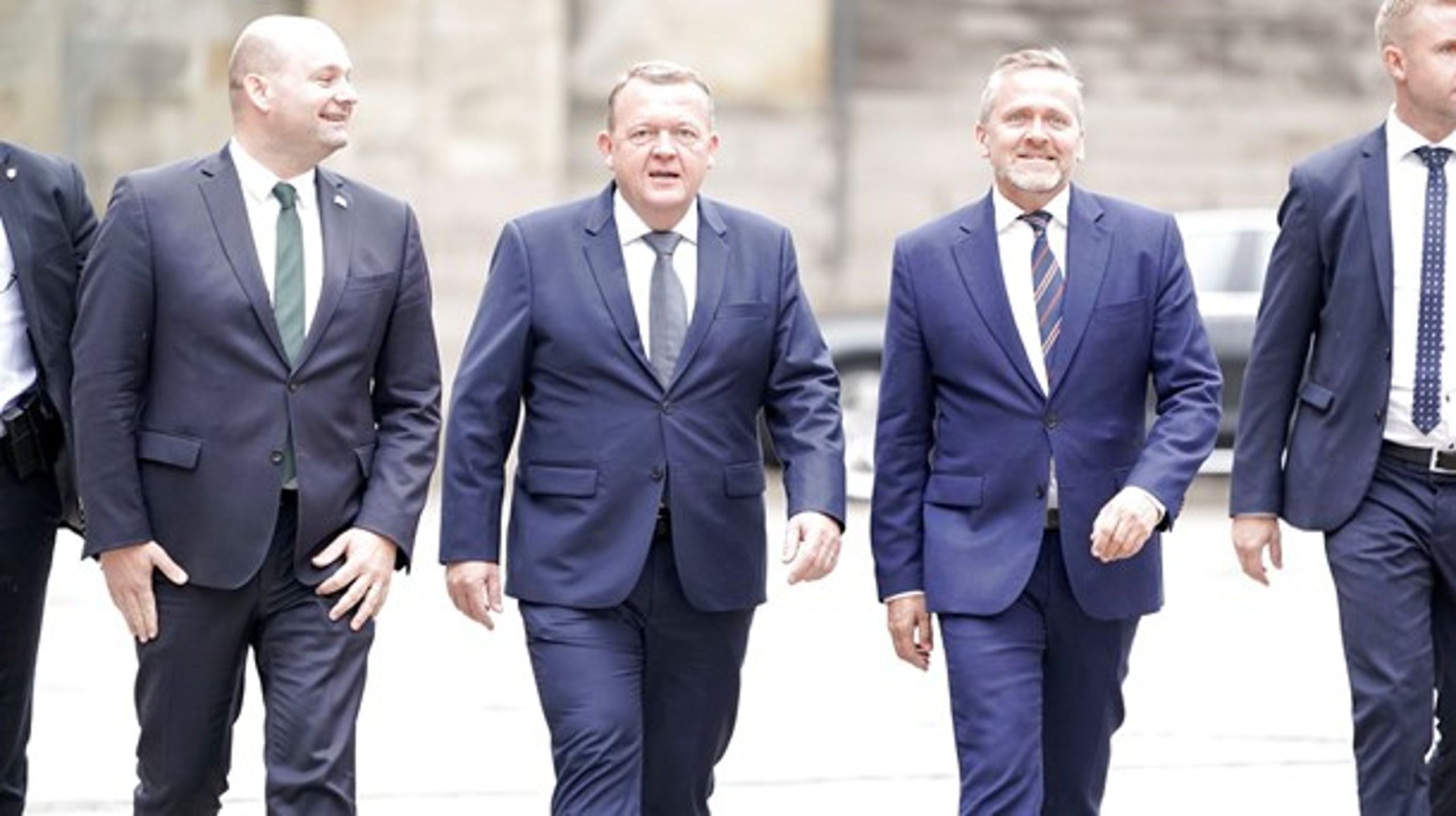 Blå mænd: Statsminister Lars Løkke Rasmussen (V) på vej til sin sjette åbningstale til Folketinget.<br>
