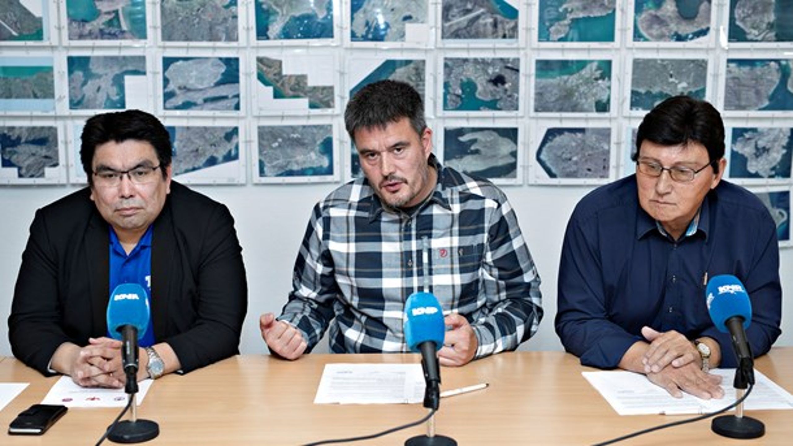 Kim Kielsen (i midten) præsenterer sin nye koalition flankeret af Vittus Qujaukitsoq (t.v.) fra Nunatta Qitornai og Siverth K. Heilmann fra Atassut (t.h.).&nbsp;