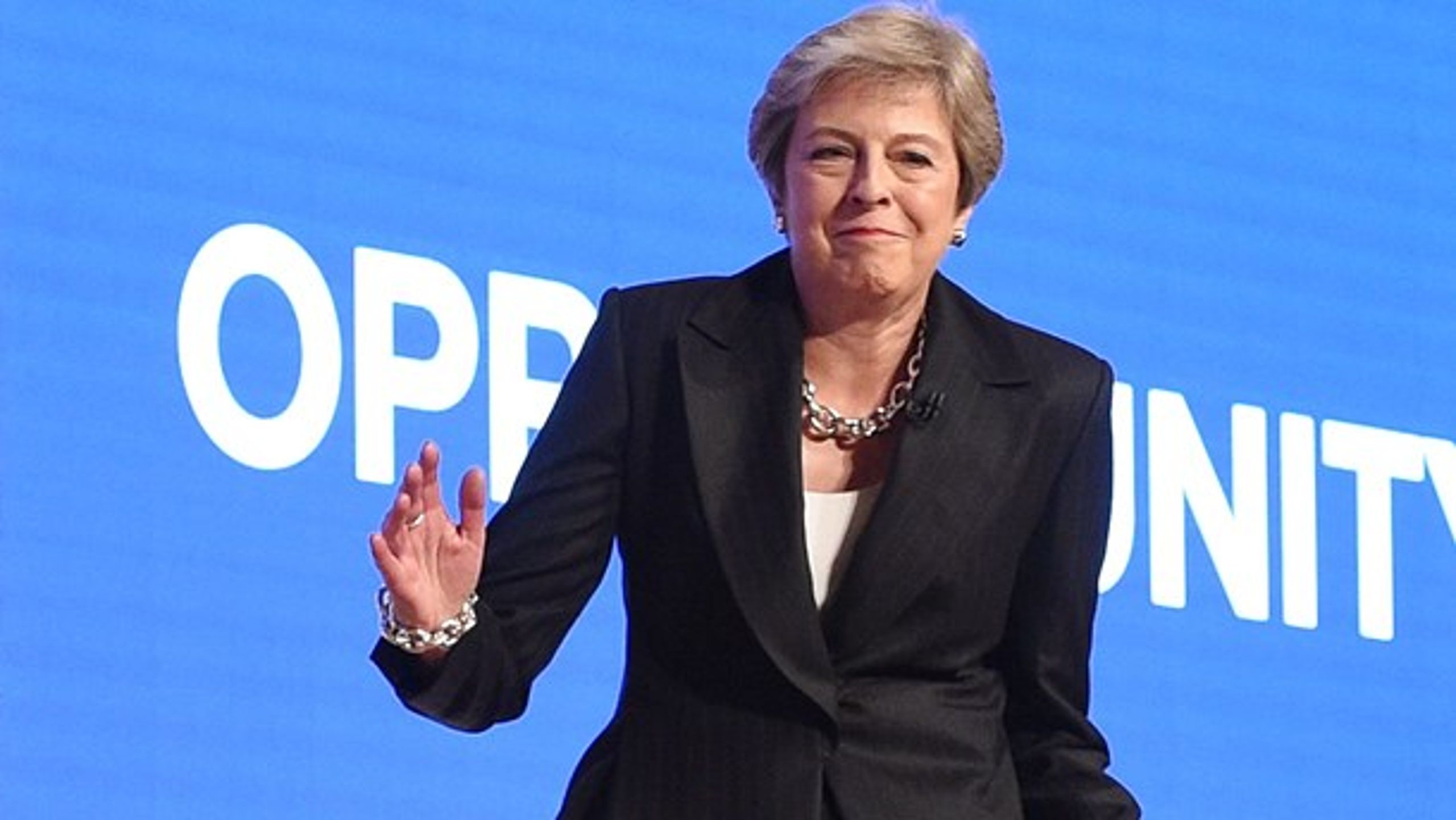 Den britiske premierminister viste sine bedste moves til ABBA's Dancing Queen, da hun gik på scenen ved Konservatives partikongres.&nbsp;