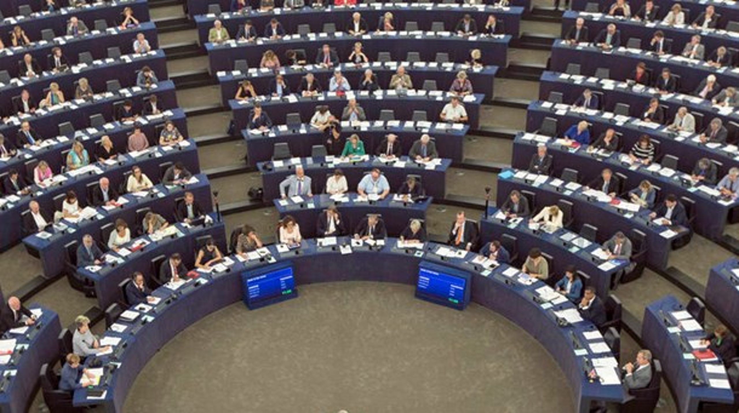 Et flertal bestående af medlemmer af Europa-Parlamentet fra den liberale, den grønne og den socialdemokratiske gruppe stemte onsdag for at skærpe kravene til bilers CO2-udledning.