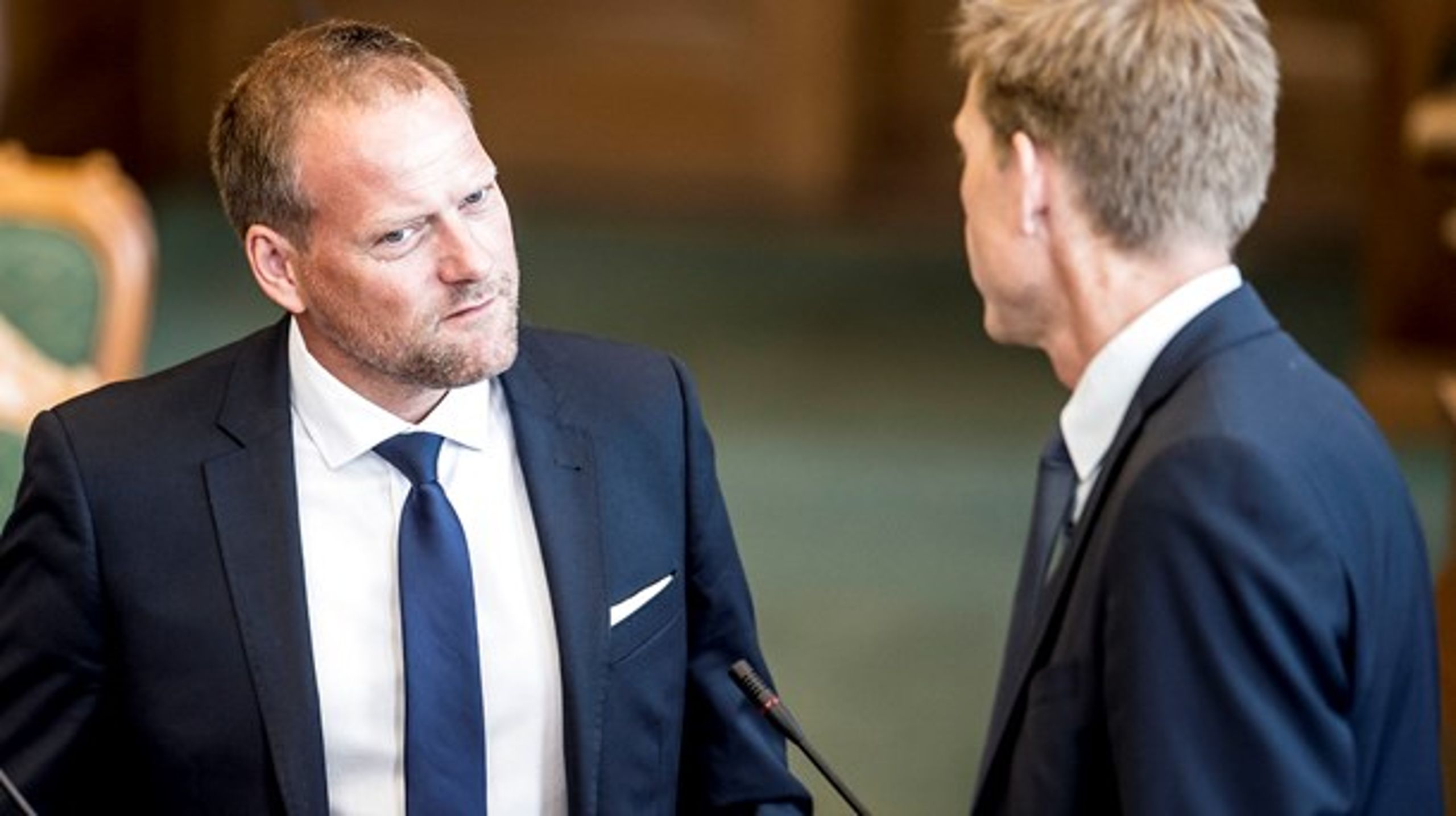 Dansk Folkepartis finansordfører, René Christensen, er parat til at støtte både forslag fra regeringen og fra S om at kompensere kommuner for tab på udligning.