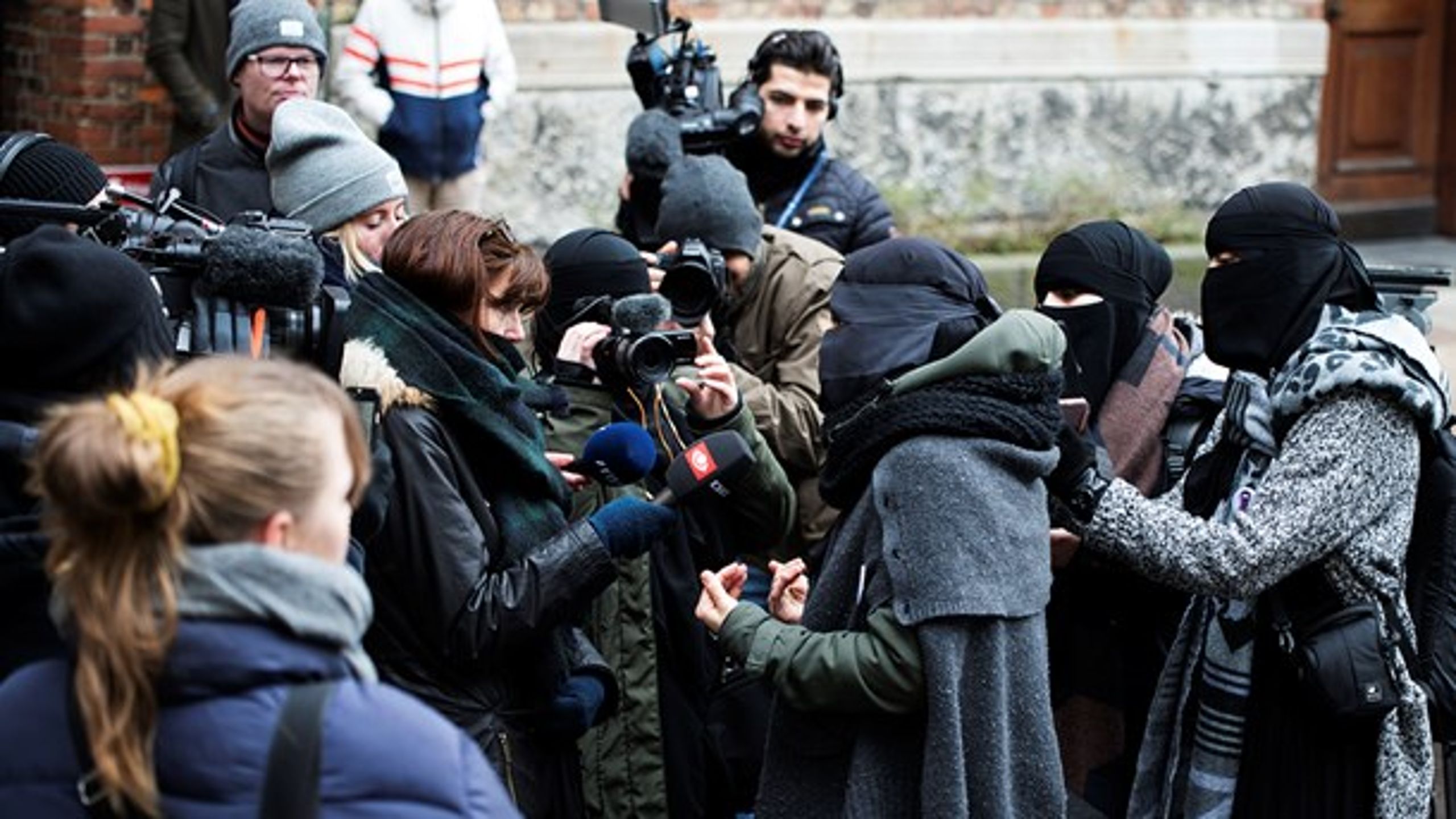 Der var demonstrationer i forbindelse med burka-og niqabforbuddet, men indtil videre har konsekvenserne for de tildækkede kvinder været meget begrænsede.<br>