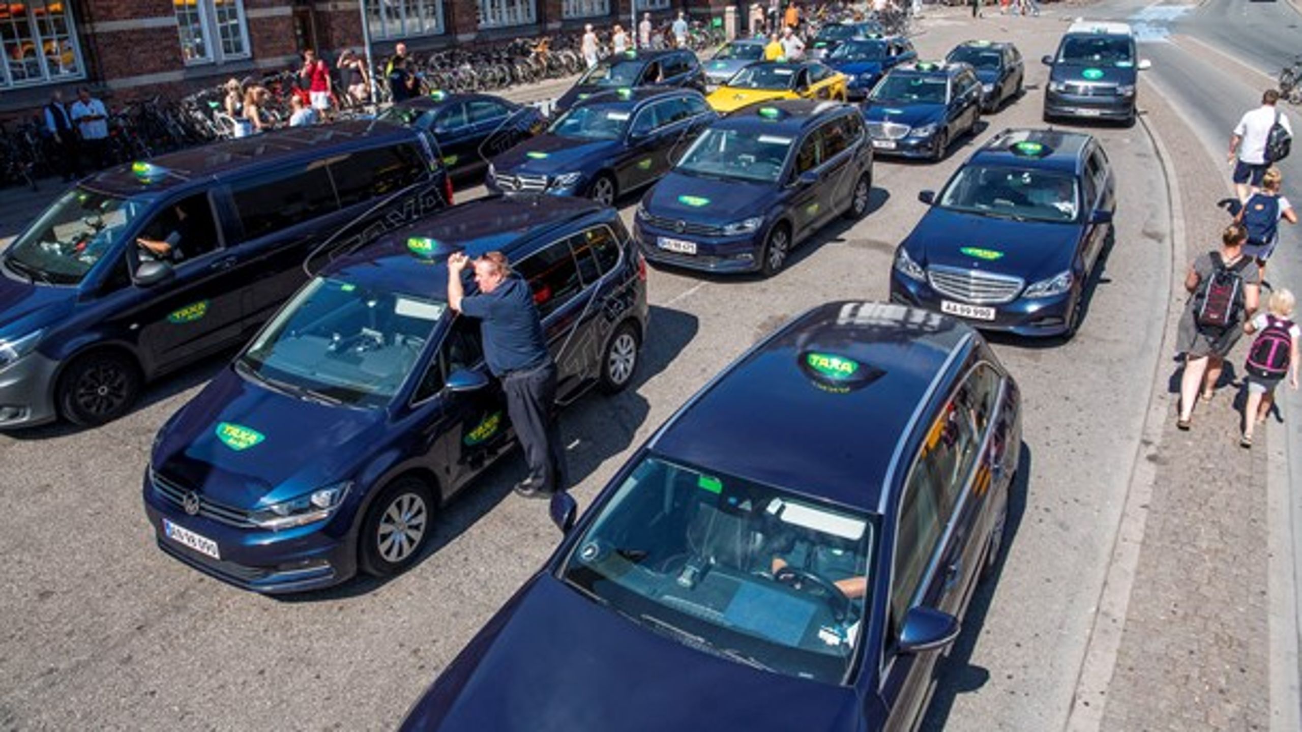 Der er kun&nbsp;ti eltaxaer på de danske veje, blandt andet&nbsp;fordi der er en&nbsp;væsentlig forskel i anskaffelsesprisen mellem en konventionel dieseltaxa og en eltaxa, mener Dansk Taxi Råd.