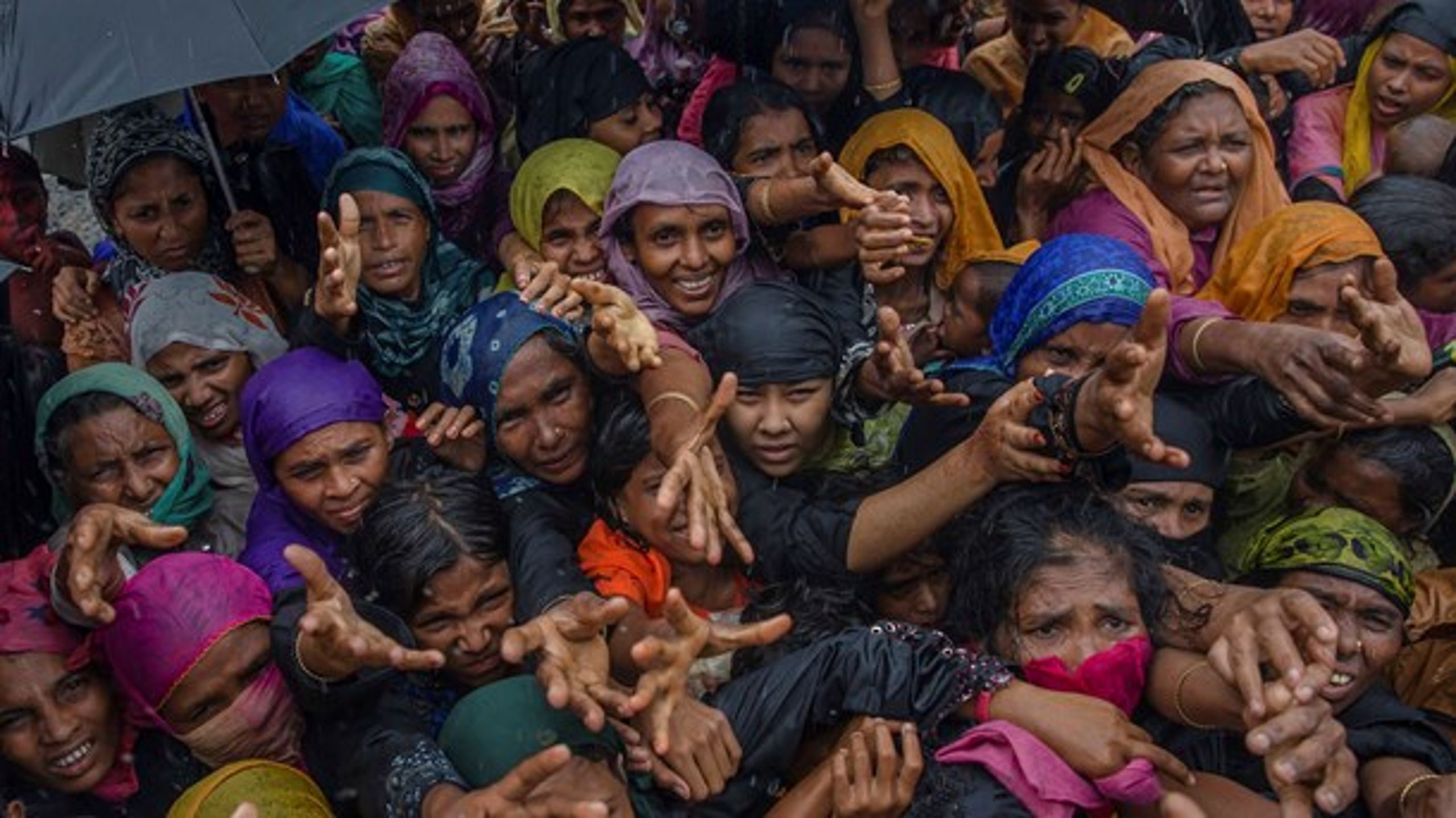 I 2017 var propaganda, trusler og voldskoordinering på Facebook medvirkende til en decideret etnisk udrensning af rohingya-mindretallet i Myanmar, skriver Frederik Stjernfelt og Anne Mette Lauritzen (På billedet: Rohingya-kvinder, der er flygtet til Bangladesh).
