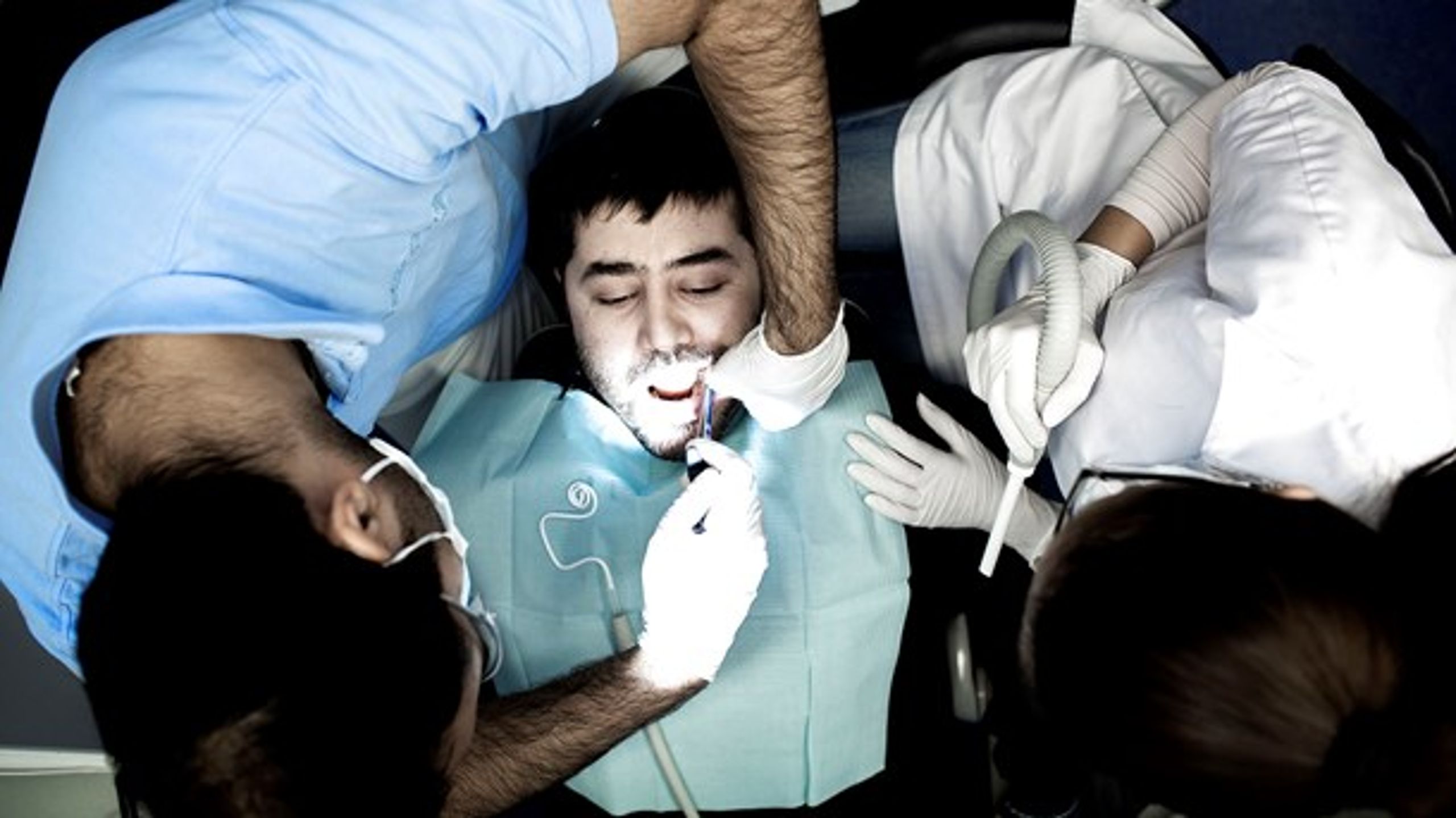 Mange ældre har flere tænder end for år tilbage, og det skaber travlhed hos tandlægen. Danske Tandplejere og Tandlægeforeningen opfordrer politikere til at give tilskud til de mest udsatte danskere.