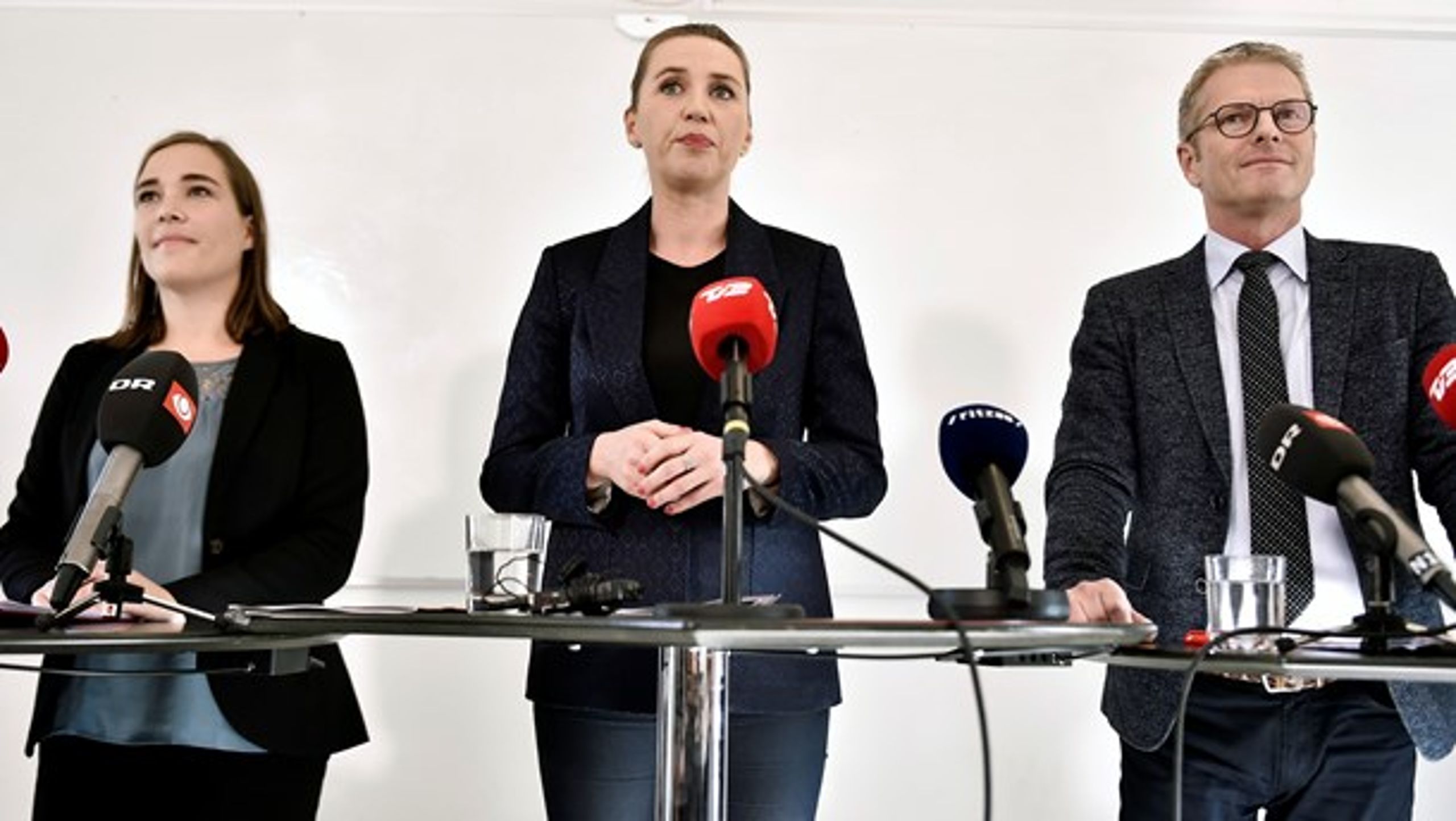 Mette Frederiksen flankeret af sundhedsordfører Flemming Møller Mortensen og ældreordfører Astrid Krag på Diakonissestiftelsen.