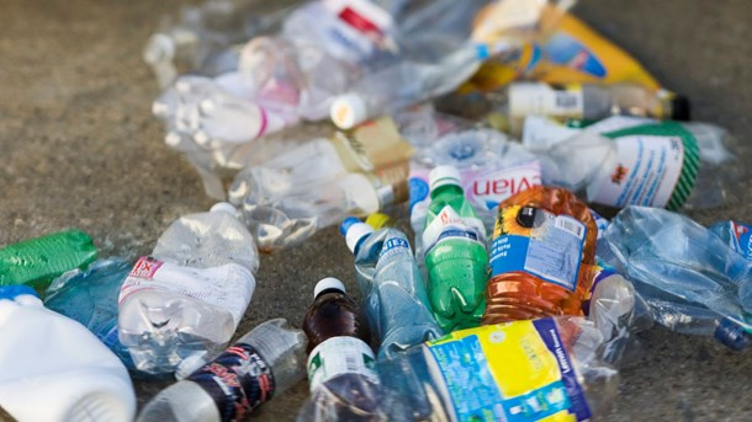 EU vil reducere brugen af engangsplast. Noget skal forbydes, som vatpinde og plastsugerør, mens andet skal begrænses, som for eksempel plastikflasker.