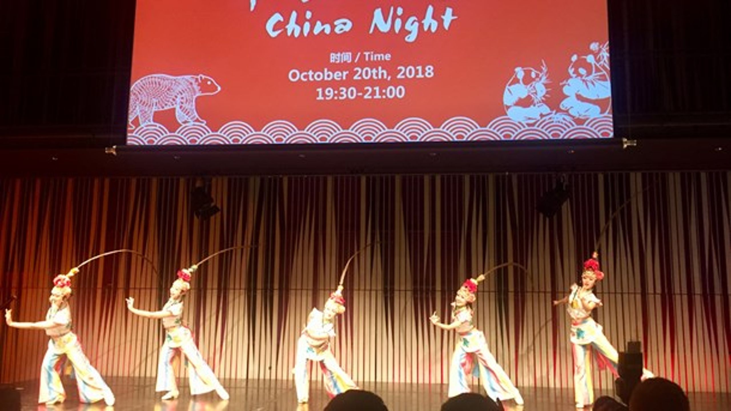 Dansere og tryllekunstnere var fløjet ind fra Kina for at underholde deltagerne ved Arctic Circle-konferencen lørdag aften.