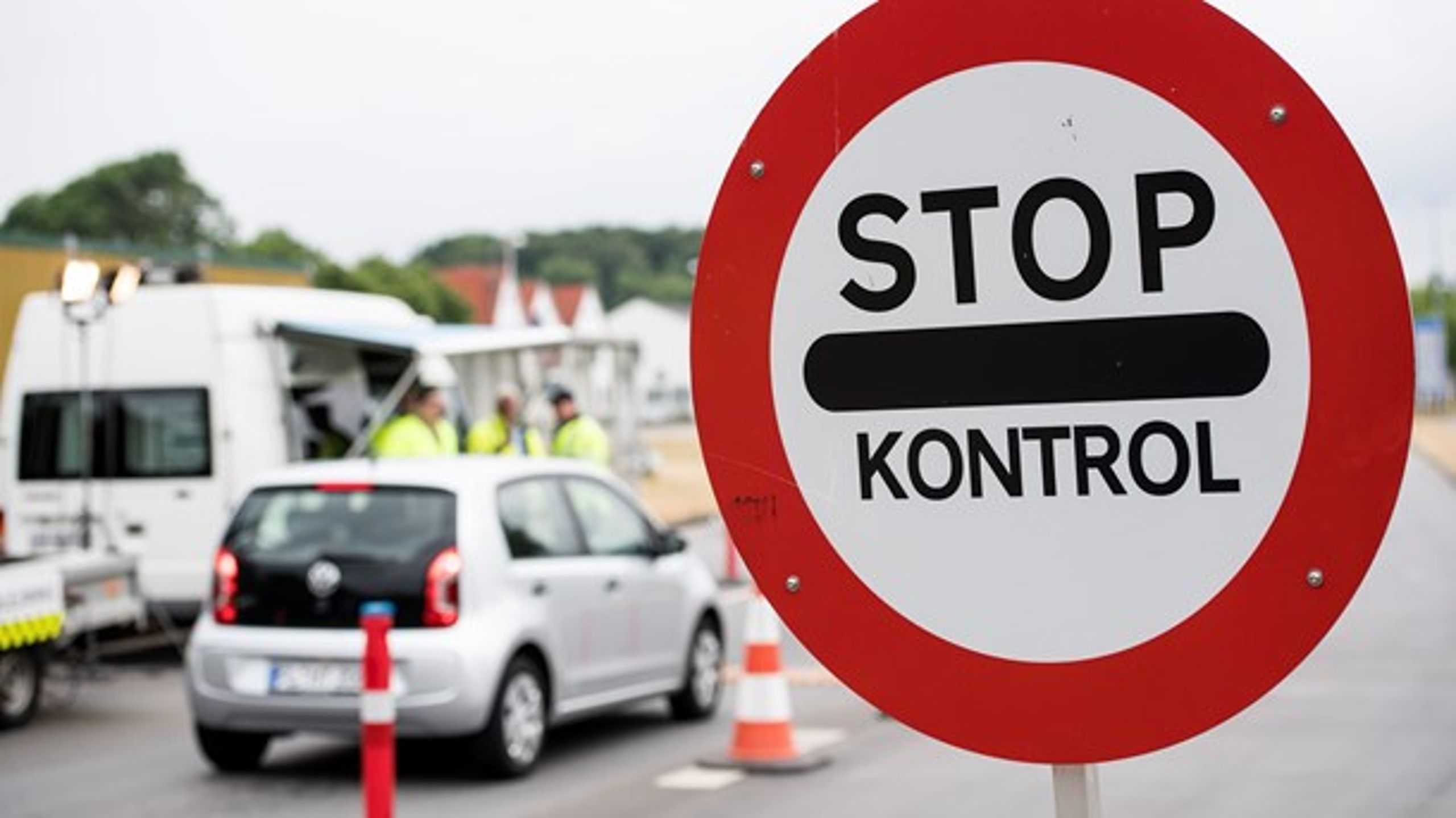 I disse dage skal EU atter se på rimeligheden i dansk grænsekontrol. Og her har regeringen svækket Danmarks position, mener Morten Messerschmidt (DF).