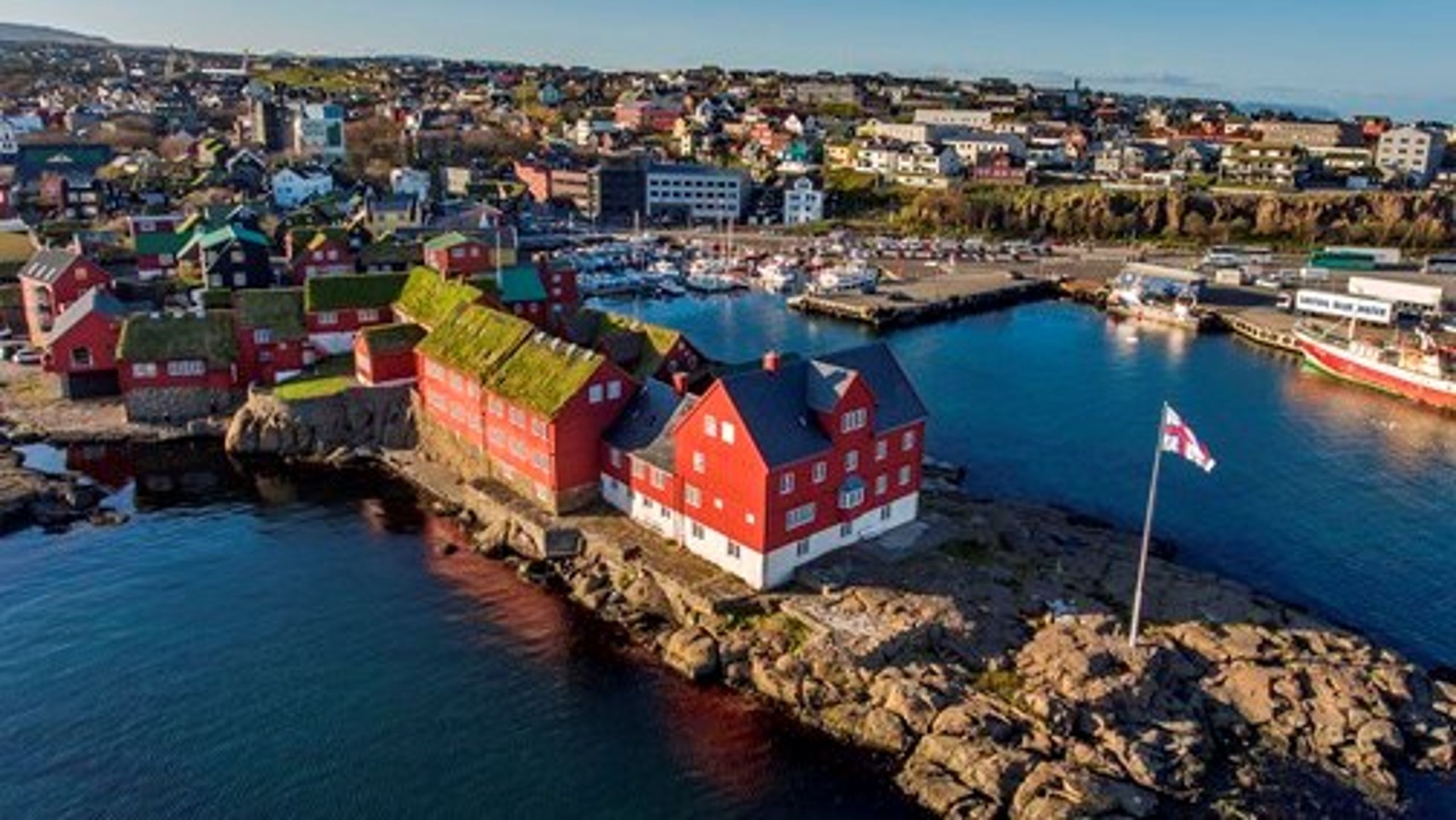 Lagtinget og Færøernes centraladministration har til huse på Tinganes ud til havnen i Tórshavn.