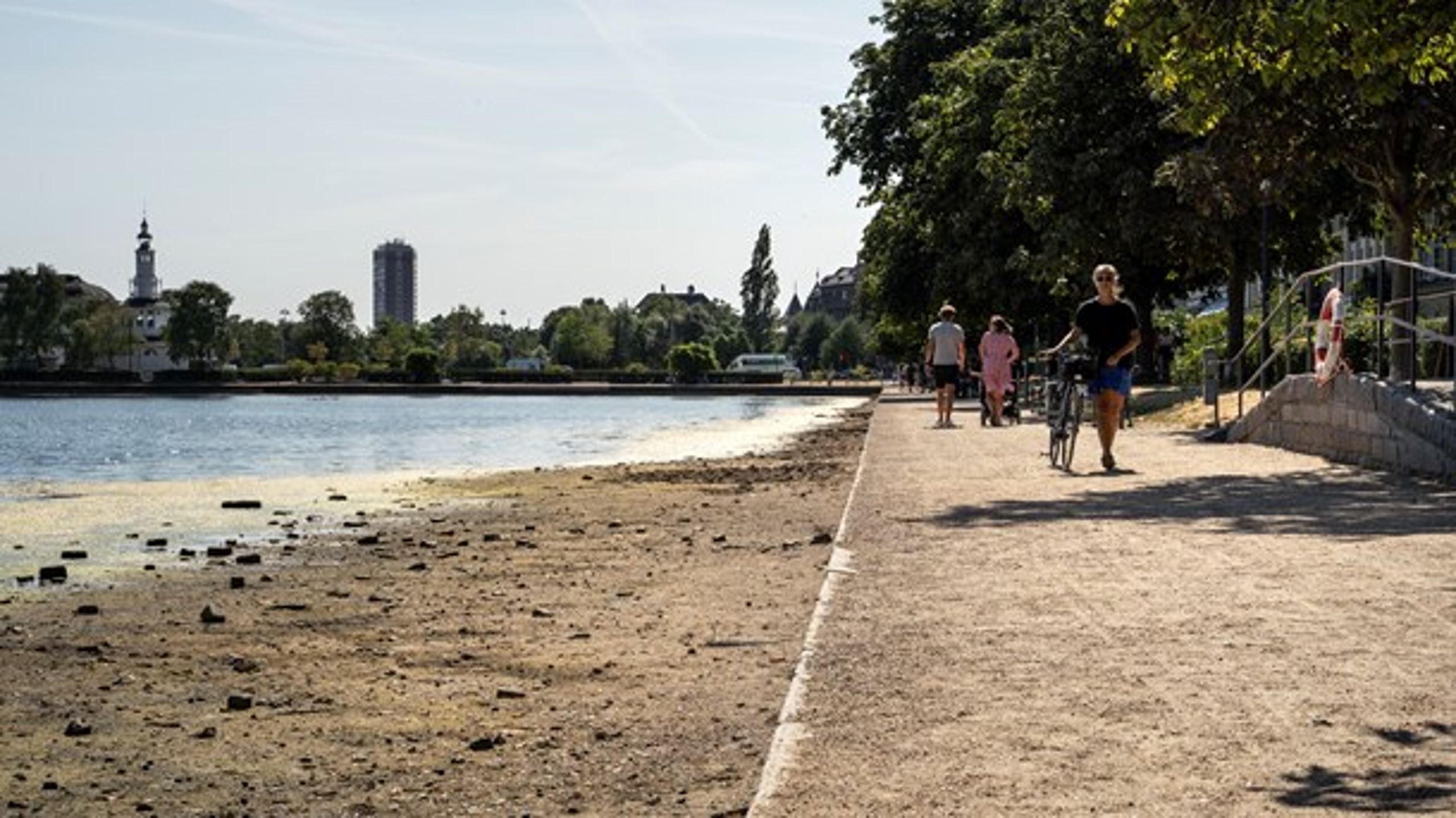 Klimaet bekymrer danskerne. Her er det søerne i København, der tørrede ud under sommerens varme (Foto: Sofie Mathiassen/Ritzau Scanpix).<br>