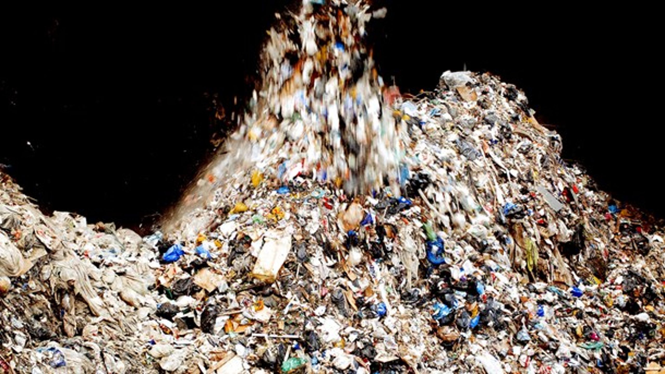 Forskellige, uadskillige&nbsp;plastiktyper i produkter kan medføre, at sorteringsanlægget sorterer forkert. Derfor skal der mere fokus på cirkulær design i affaldssektoren, mener Dansk Affaldsforening.