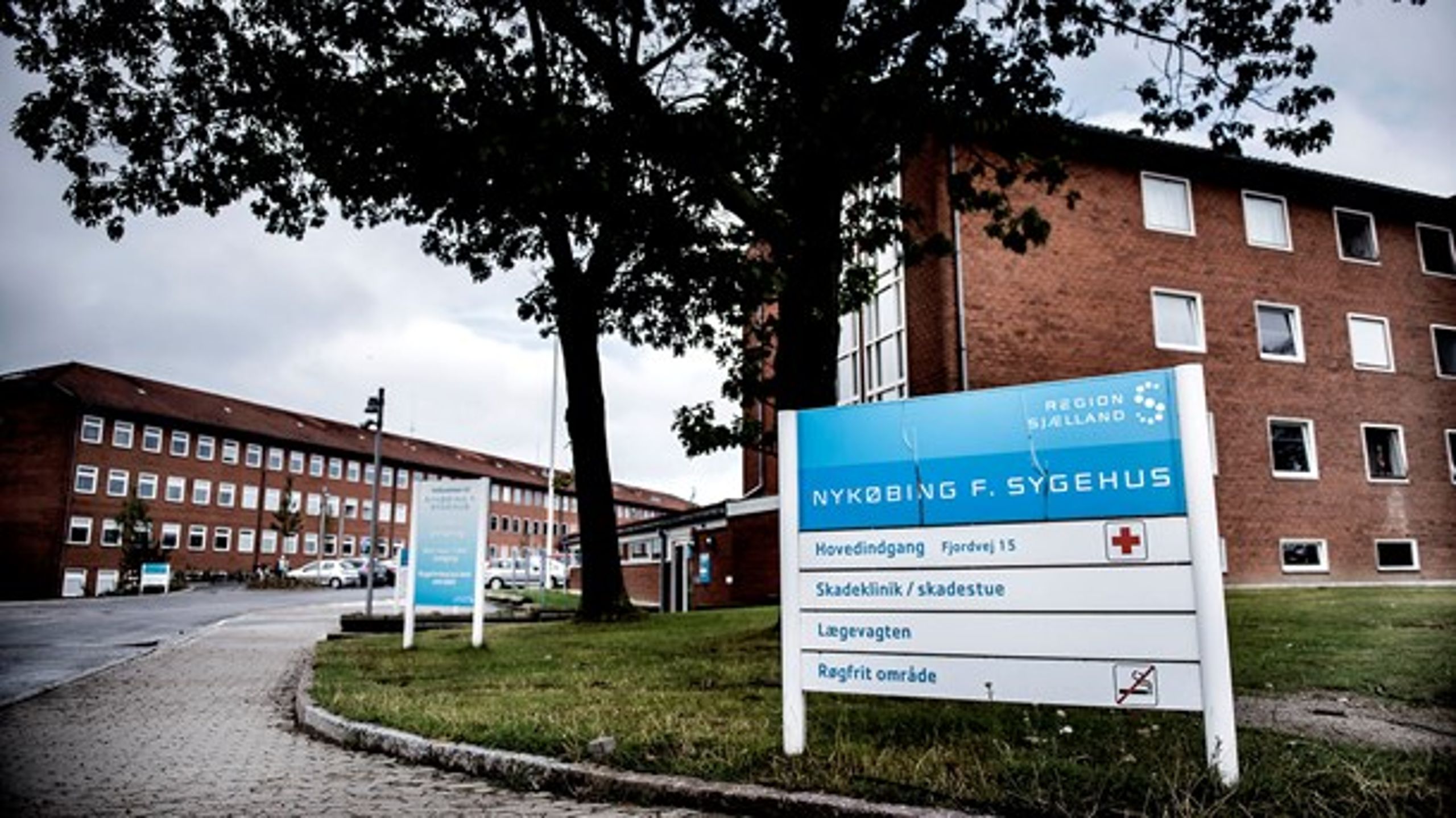 Nykøbing F. Sygehus er et af de steder i Region Sjælland, hvor regionens besparelser fører til afskedigelser.