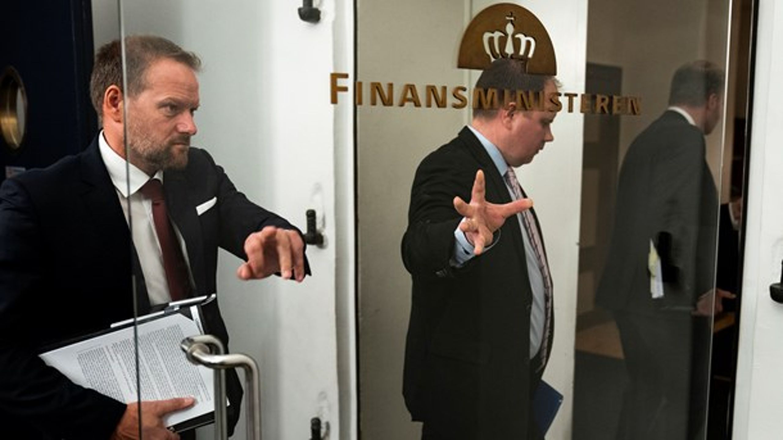 Dansk Folkepartis René Christensen og Martin Henriksen på vej ind til forhandlinger i Finansministeriet.