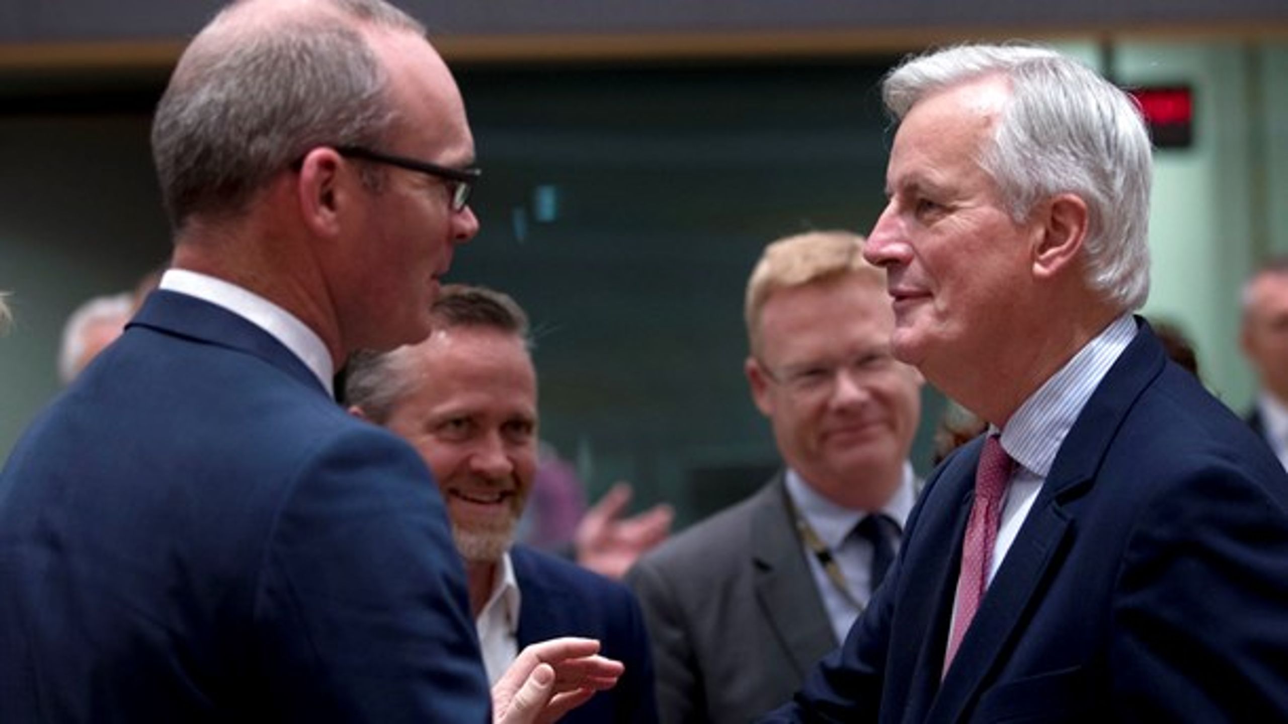 EU's Brexit-forhandler, Michel Barnier (t.h.), hilser på den irske udenrigsminister, Simon Coveney (t.v.) ved et møde i Bruxelles mandag. Grænsen mellem Irland og Nordirland er stadig den helt store knast i forhandlingerne.