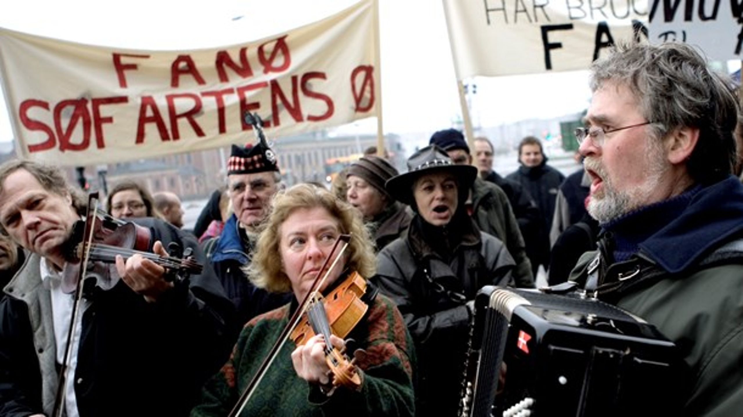 Fanniker demonstrerer foran Christiansborg for bevarelse af Søfartsskolen på Fanø<b></b>. Arkivfoto, januar 2006.<br>